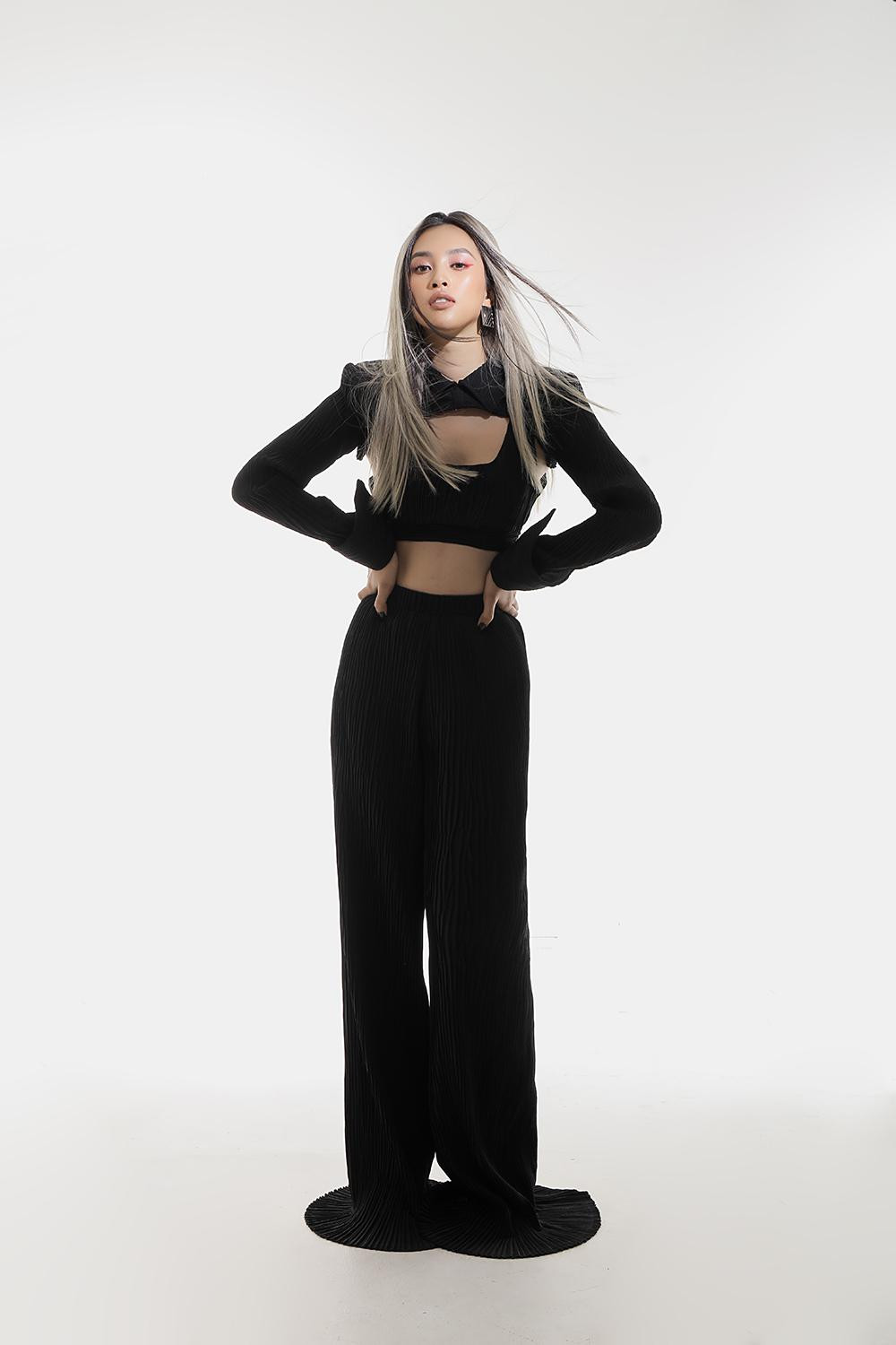 Các bộ trang phục mang hai màu chủ đạo: đen và trắng – hai sắc thái kinh điển biểu trưng cho sự thanh thoát, tinh tế và quyến rũ.