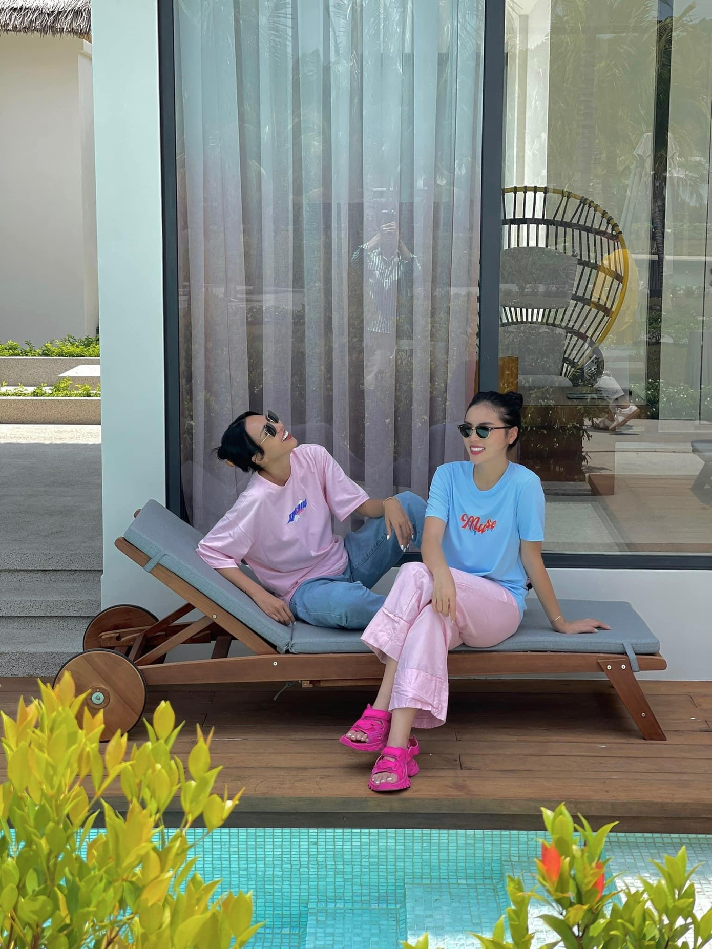 Hoa hậu Kỳ Duyên và cô bạn thân Minh Triệu tận hưởng một ngày thảnh thơi bên bể bơi.