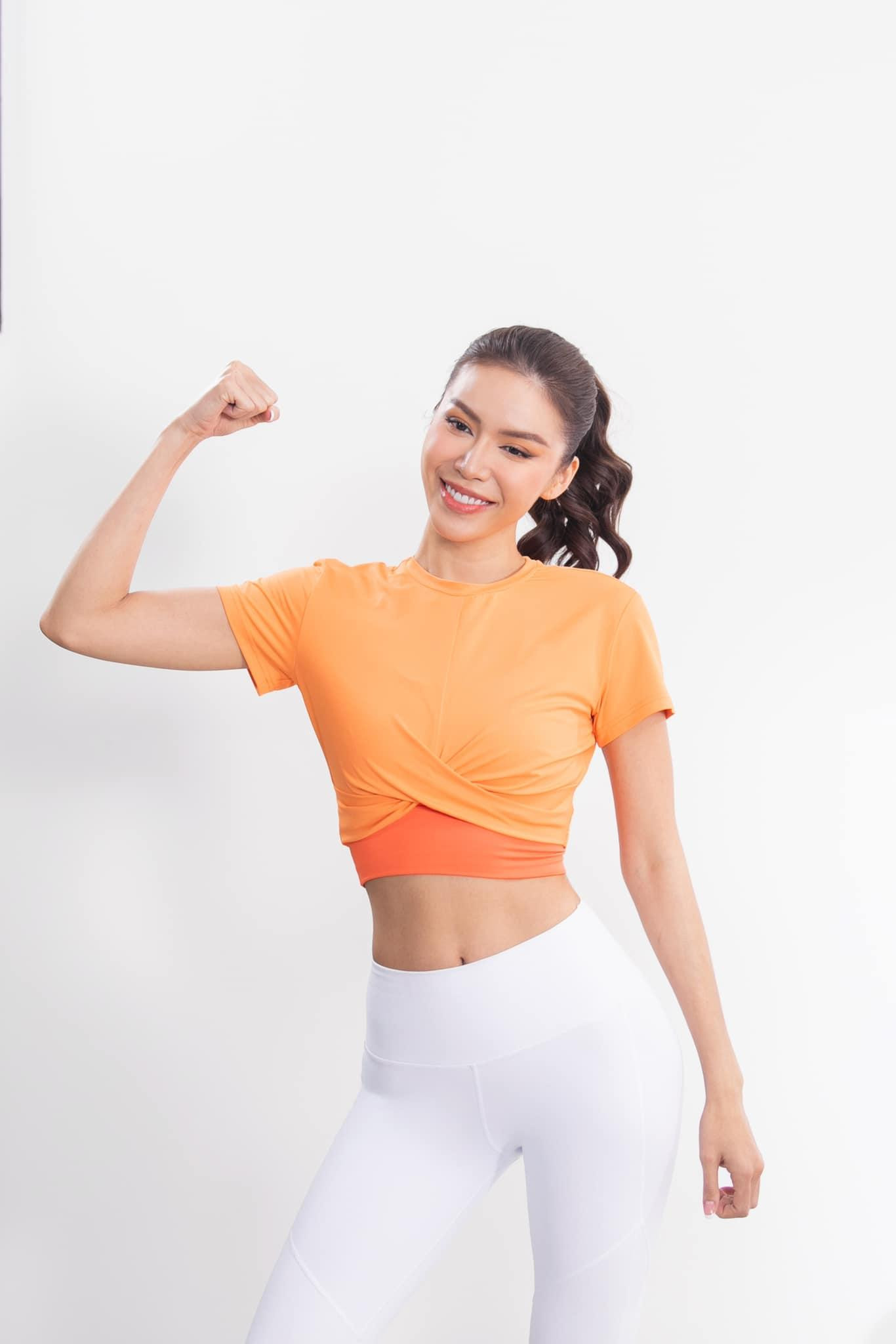 Siêu mẫu Minh Tú mặc crop-top khoe vòng eo phẳng lỳ vô cùng quyến rũ.