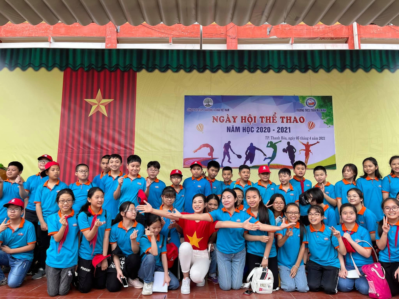 Hoa hậu Đỗ Thị Hà dự Ngày hội Thể thao năm học 2020 - 2021 cùng các em học sinh trường THCS Trần Mai Ninh.