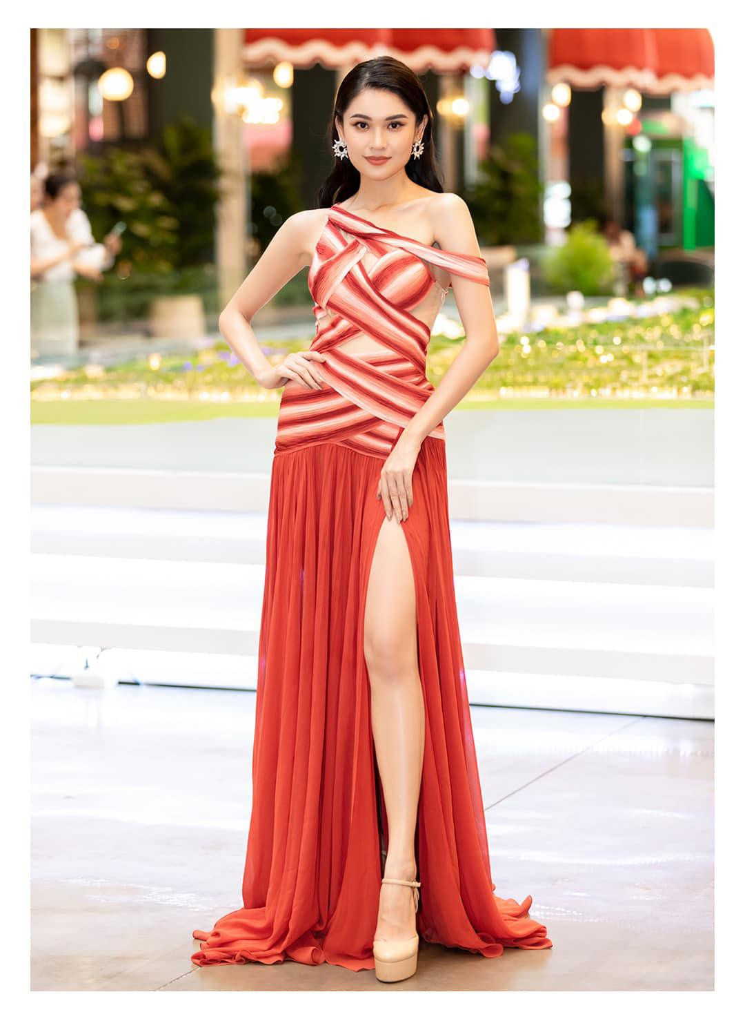 Á hậu Việt Nam 2016 phát triển sự nghiệp MC song ngữ trong những năm gần đây và rất đắt show.