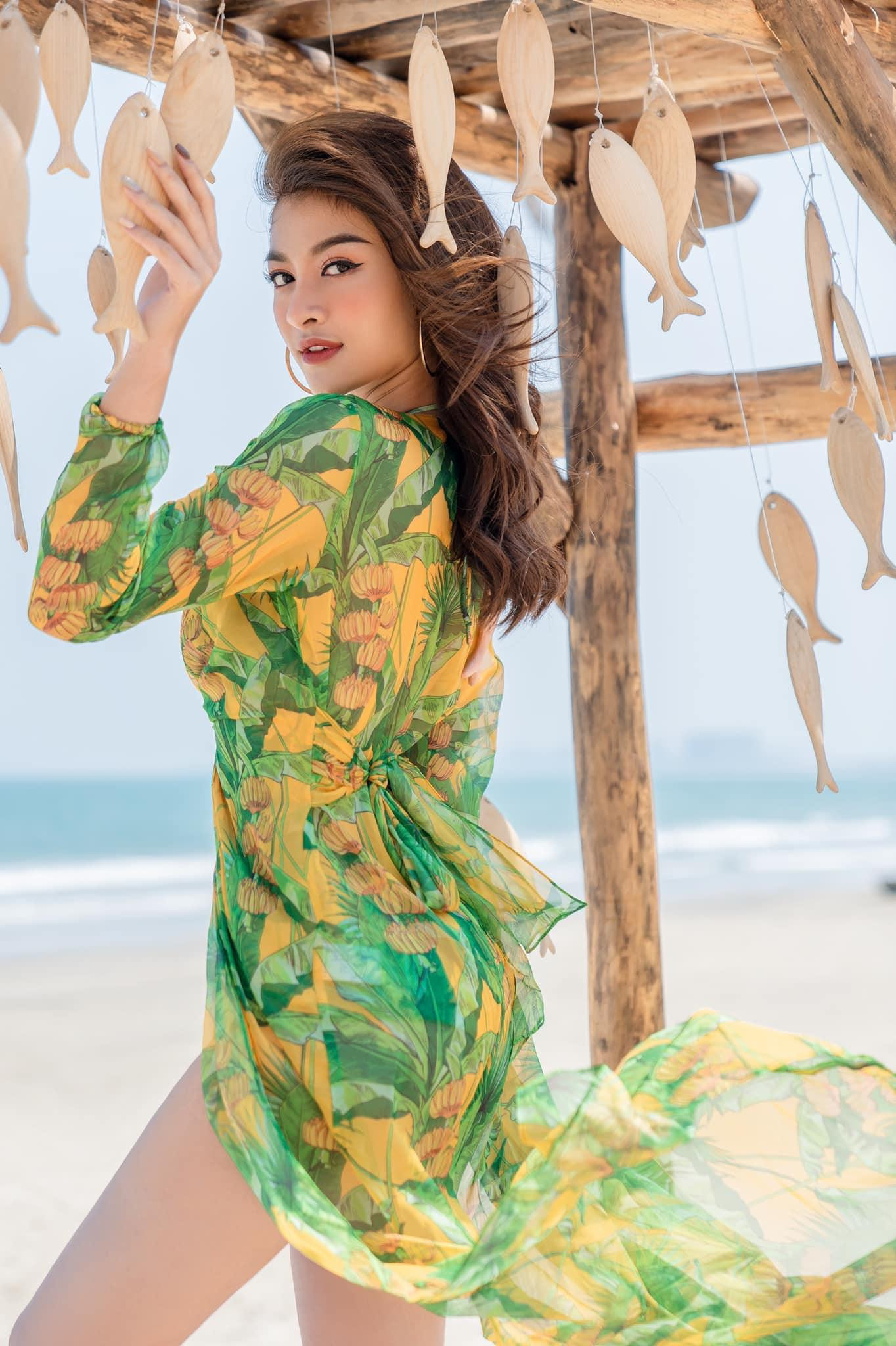 Á hậu Kiều Loan diện váy áo rực rỡ sắc màu trên biển. Á hậu Kiều Loan diện váy áo rực rỡ sắc màu trên biển.