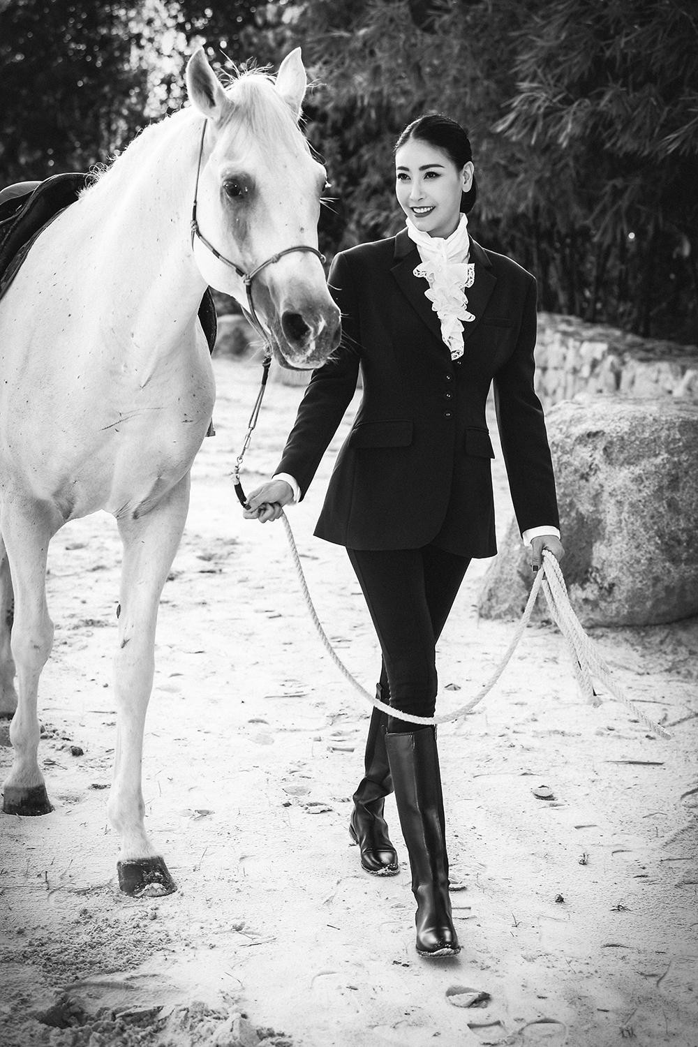 Hoa hậu Hà Kiều Anh đẹp thanh lịch, kín đáo trong bộ vest đầy quyền lực. Hoa hậu Hà Kiều Anh đẹp thanh lịch, kín đáo trong bộ vest đầy quyền lực.