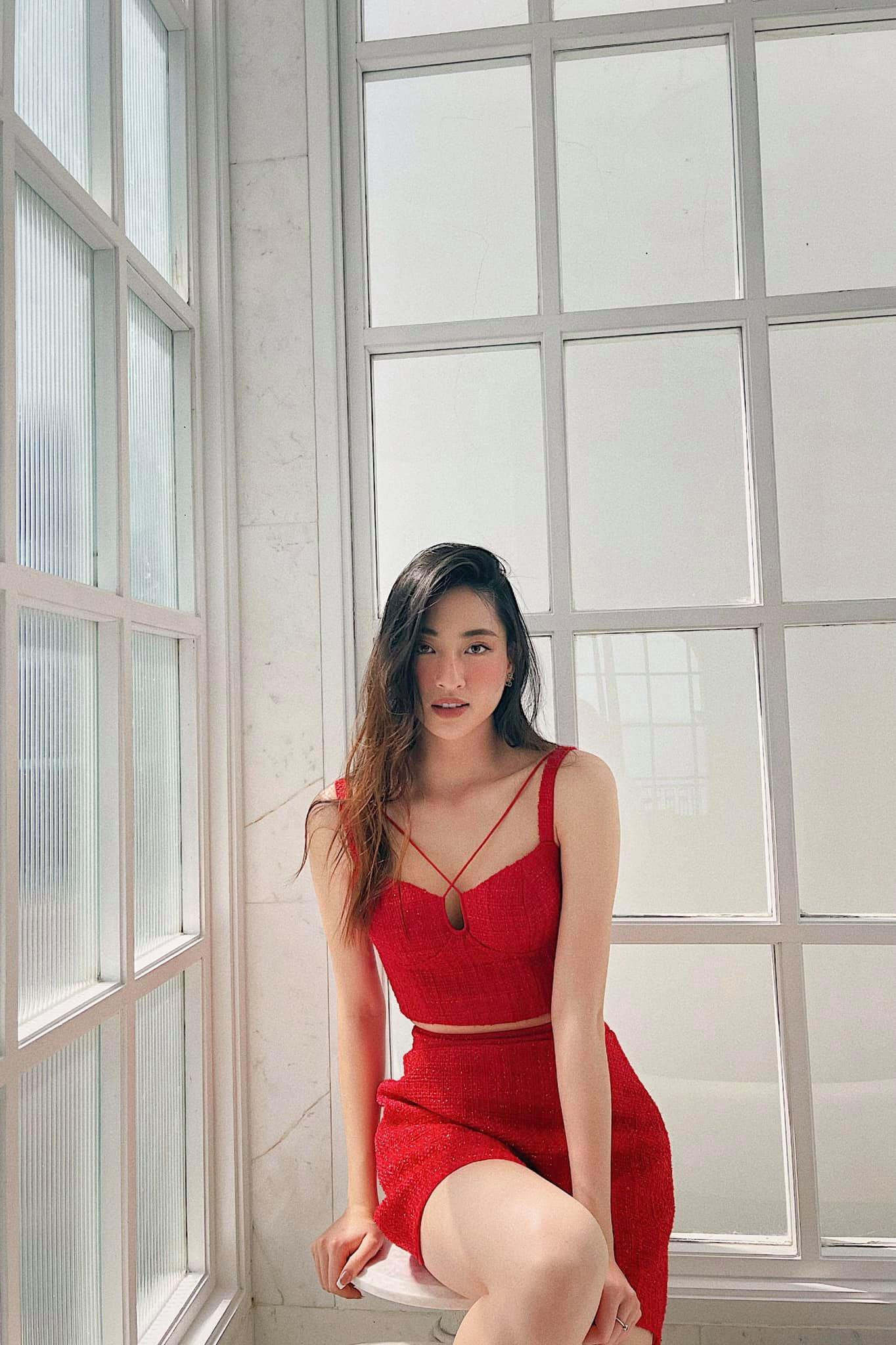 Bộ váy giúp nàng hậu sinh năm 2000 khoe khéo được vòng eo thon thả và quyến rũ.