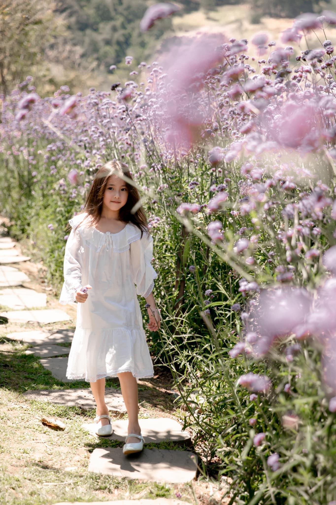 Xứng đáng với biệt danh này, con gái Hà Kiều Anh rất tự tin và chuyên nghiệp khi tạo dáng trước ống kính.