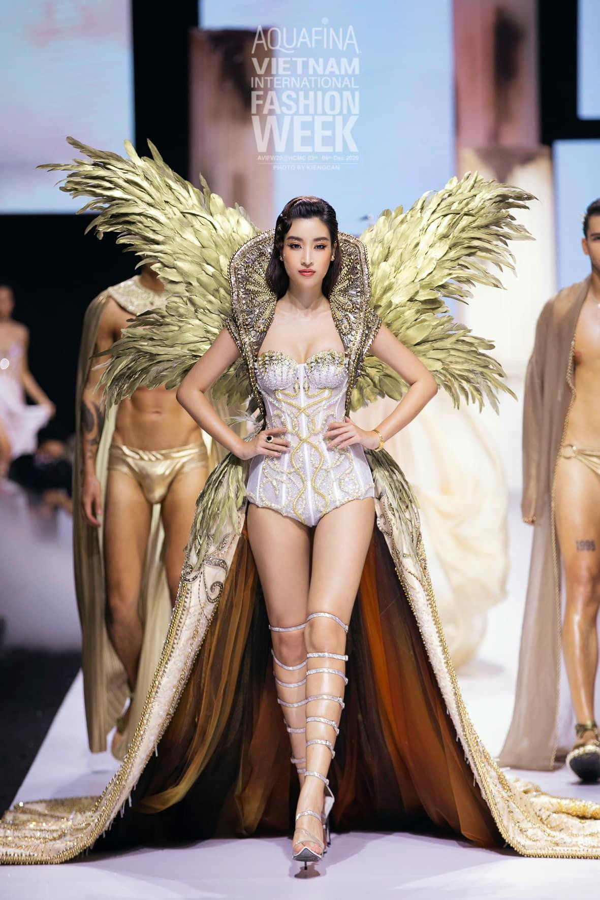 Sau 5 năm đăng quang, Đỗ Mỹ Linh ngày càng trưởng thành về nhan sắc và phong cách, trở thành một nàng hậu đáng để các đàn em noi theo.