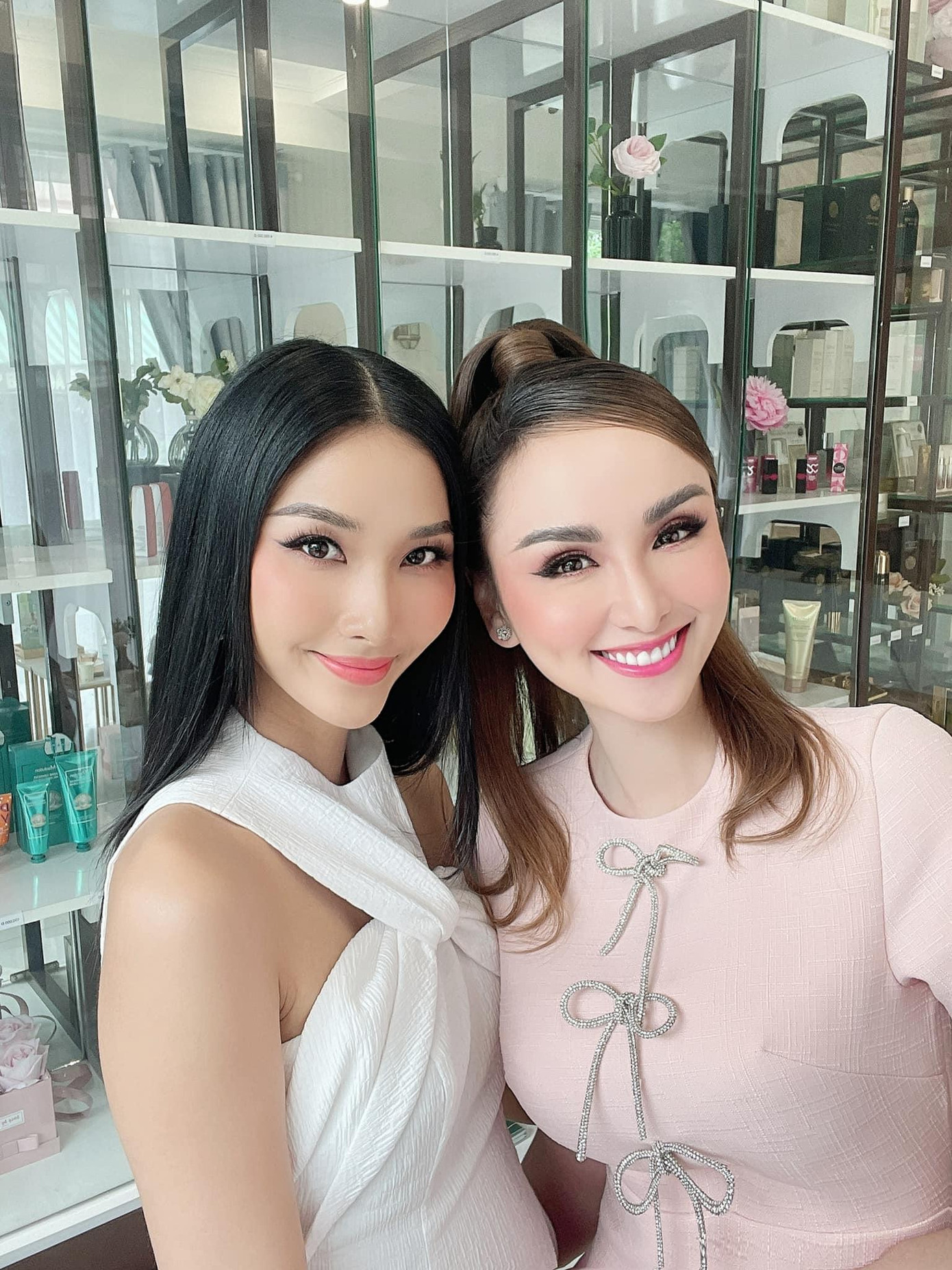 Hoa hậu Diễm Hương hội ngộ Á hậu Hoàng Thuỳ trong một chương trình.