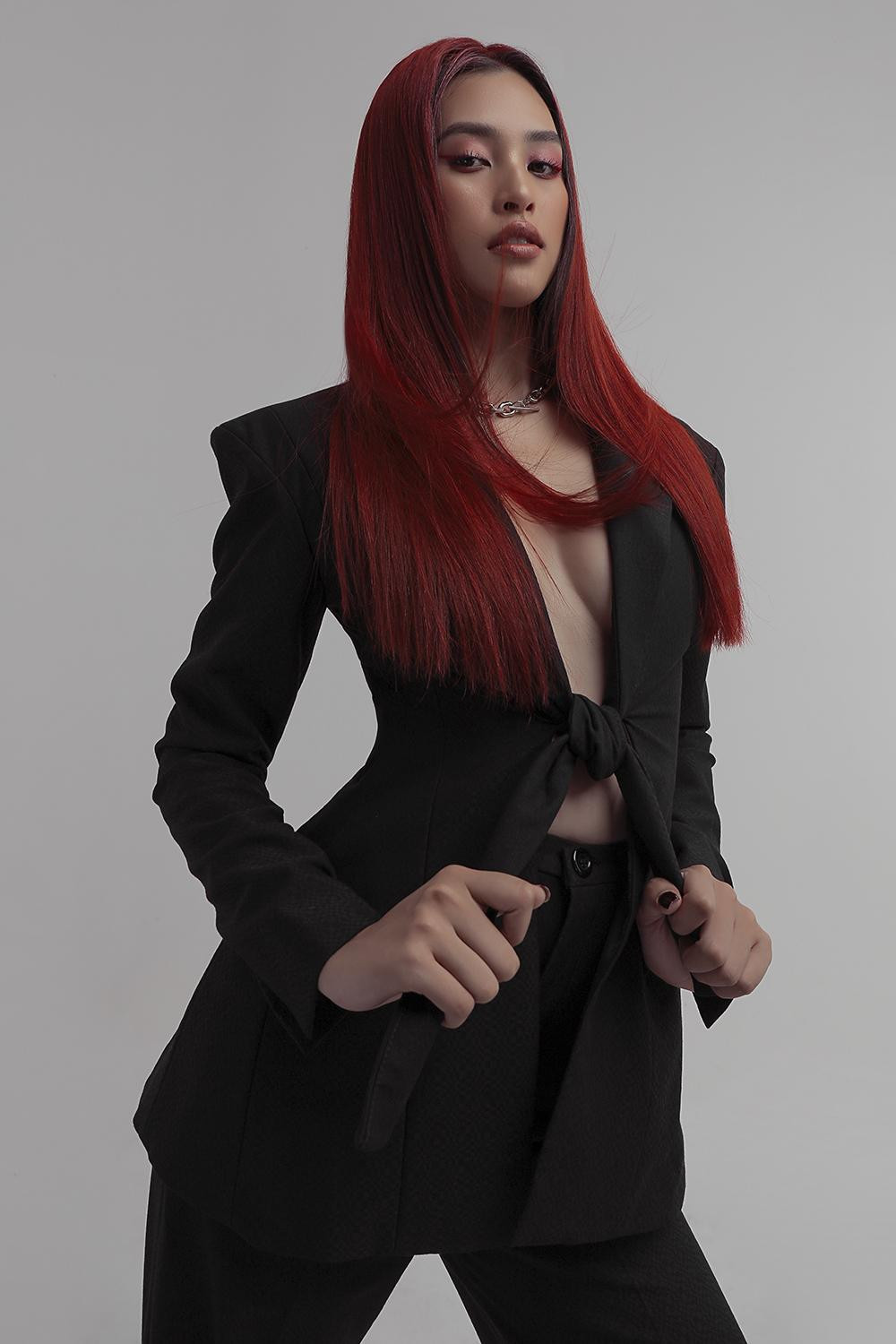 Truyền thông Pháp đã ưu gái gọi nàng hậu của Việt Nam là một miêu nữ 'Cat Women' bởi vẻ đẹp quyến rũ, tạo hình ấn tượng cùng phong cách chụp hình vô cùng mới mẻ.