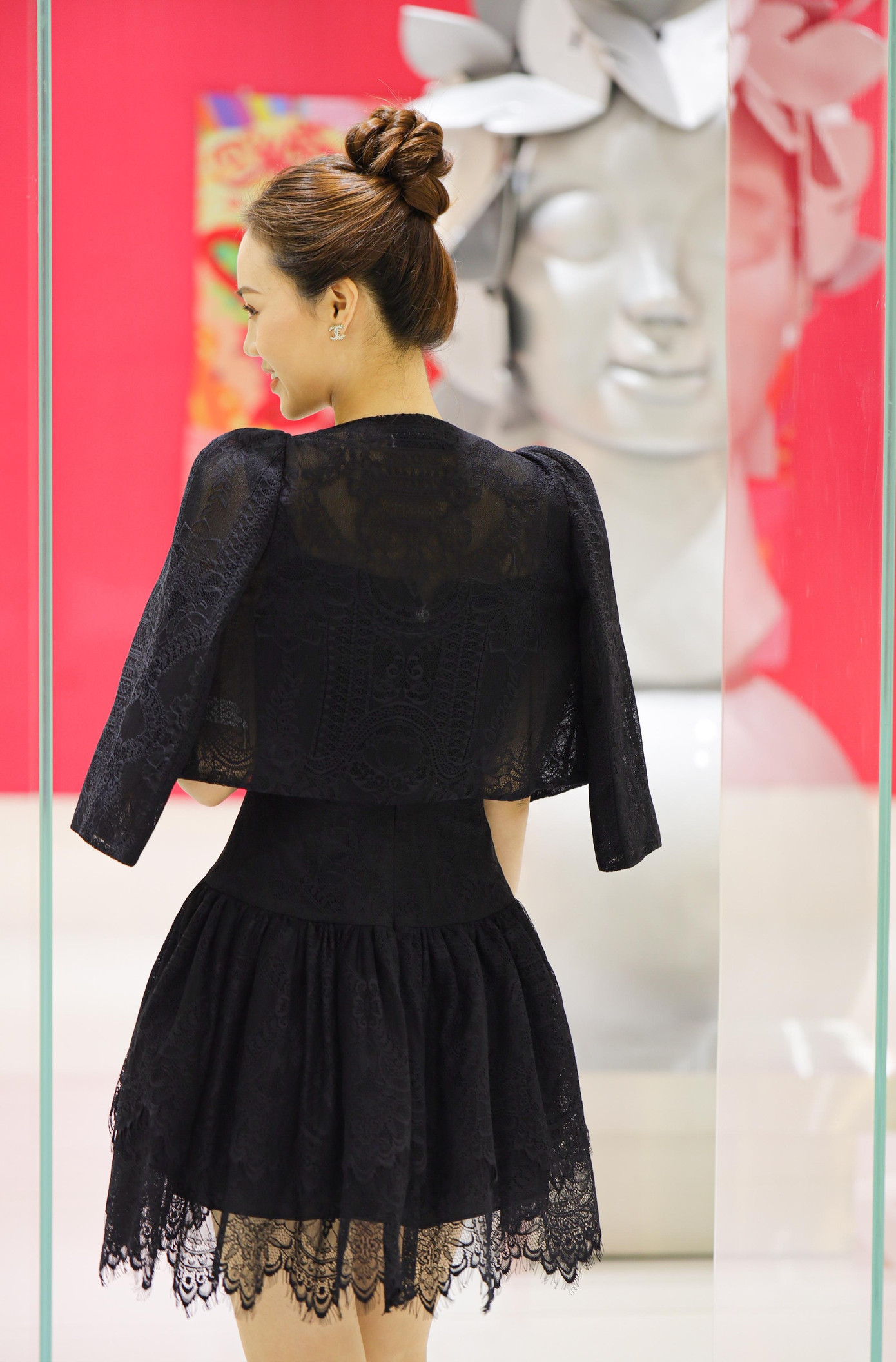 Bà xã của Công Lý cũng được khen ngợi vì sở hữu nhan sắc thon thả, quyến rũ.