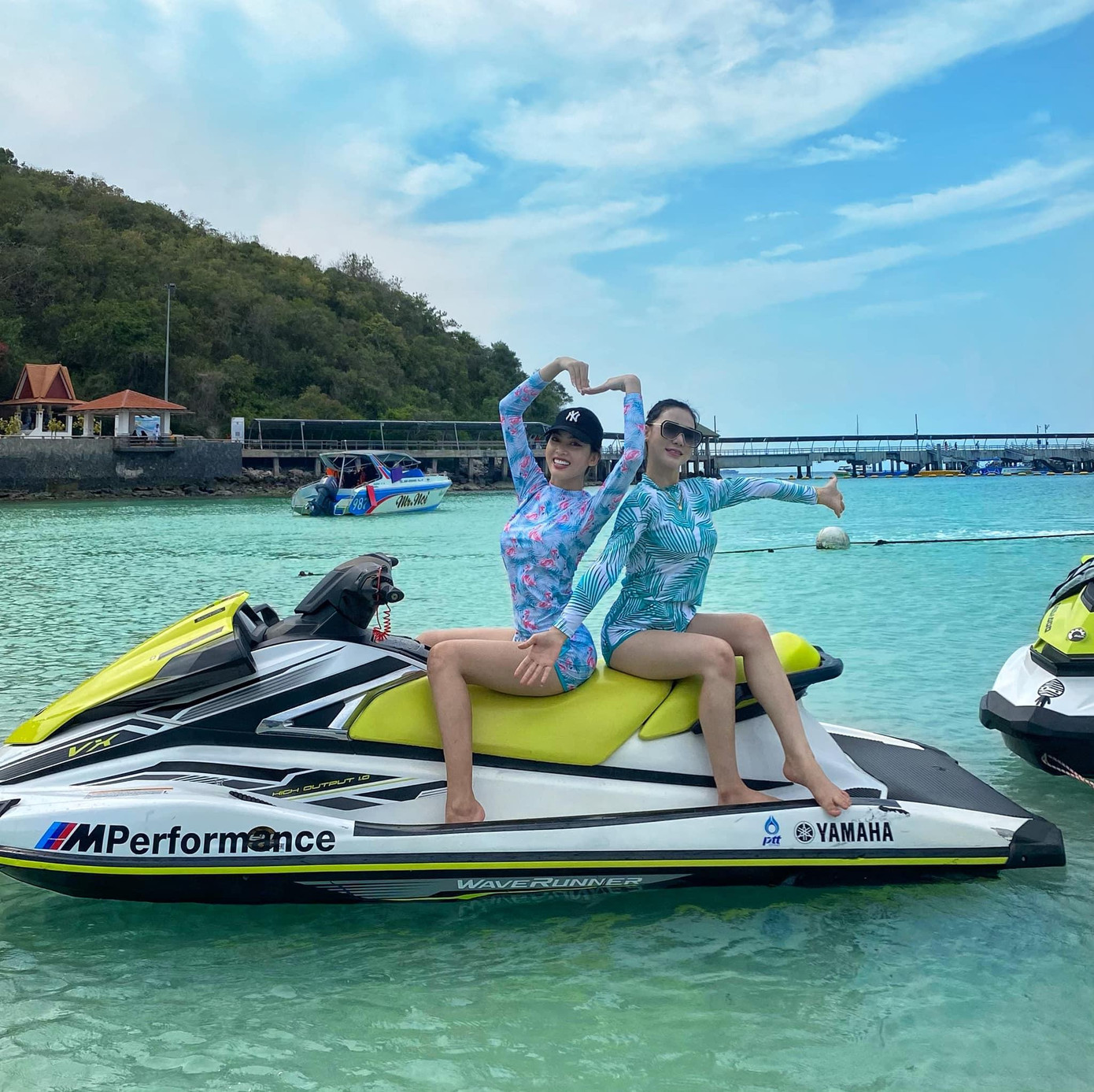 Trên trang cá nhân, Á hậu Ngọc Thảo đăng tải những hình ảnh mới bên cô bạn thân - Miss Grand Lào 2020. Hai người đẹp mặc đồ đôi khoe chân dài quyến rũ khi chơi ca-nô trên biển Pattaya.