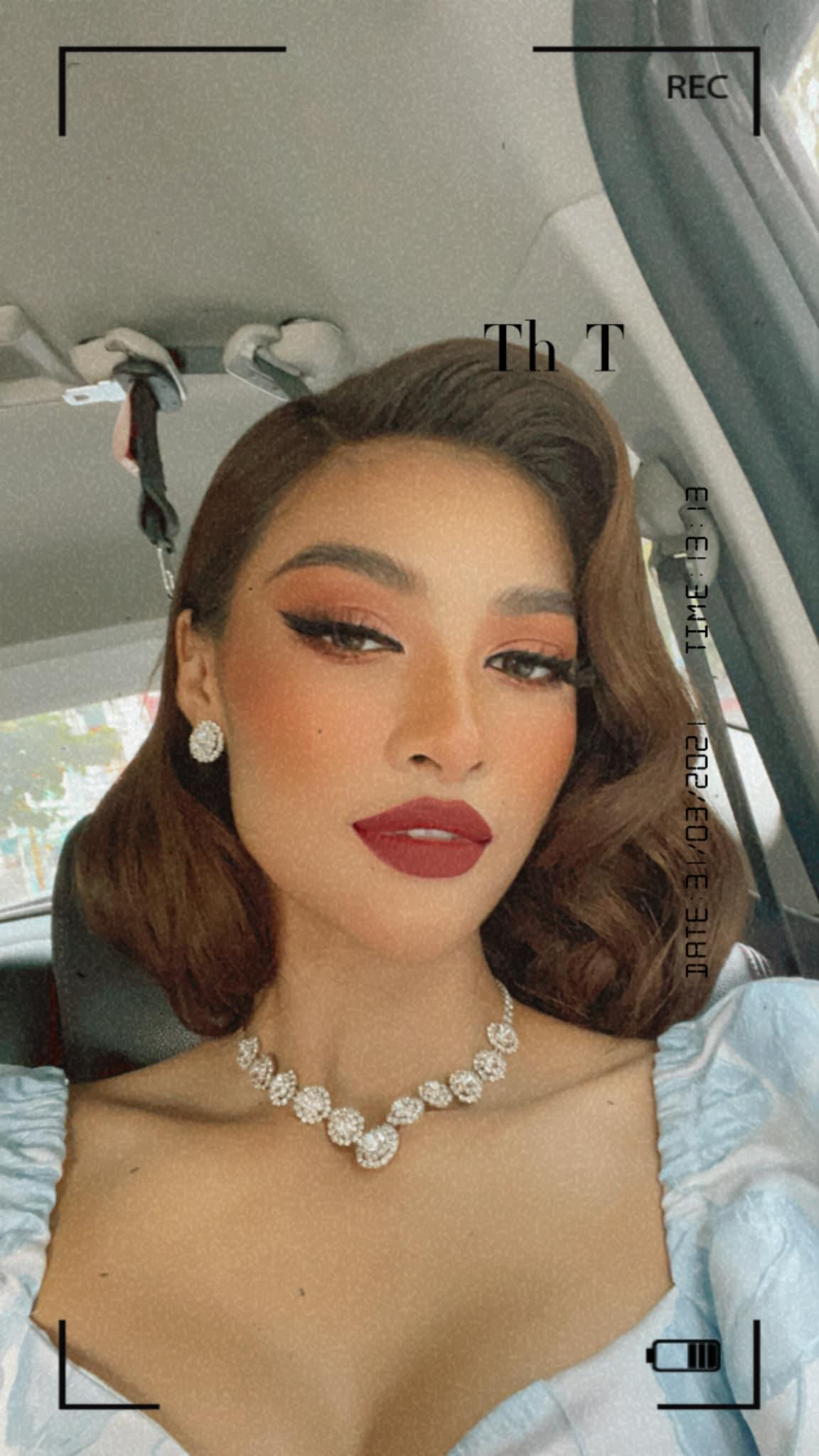 Á hậu Kiều Loan kiêu sa, quyến rũ với style trang điểm và làm tóc retro.