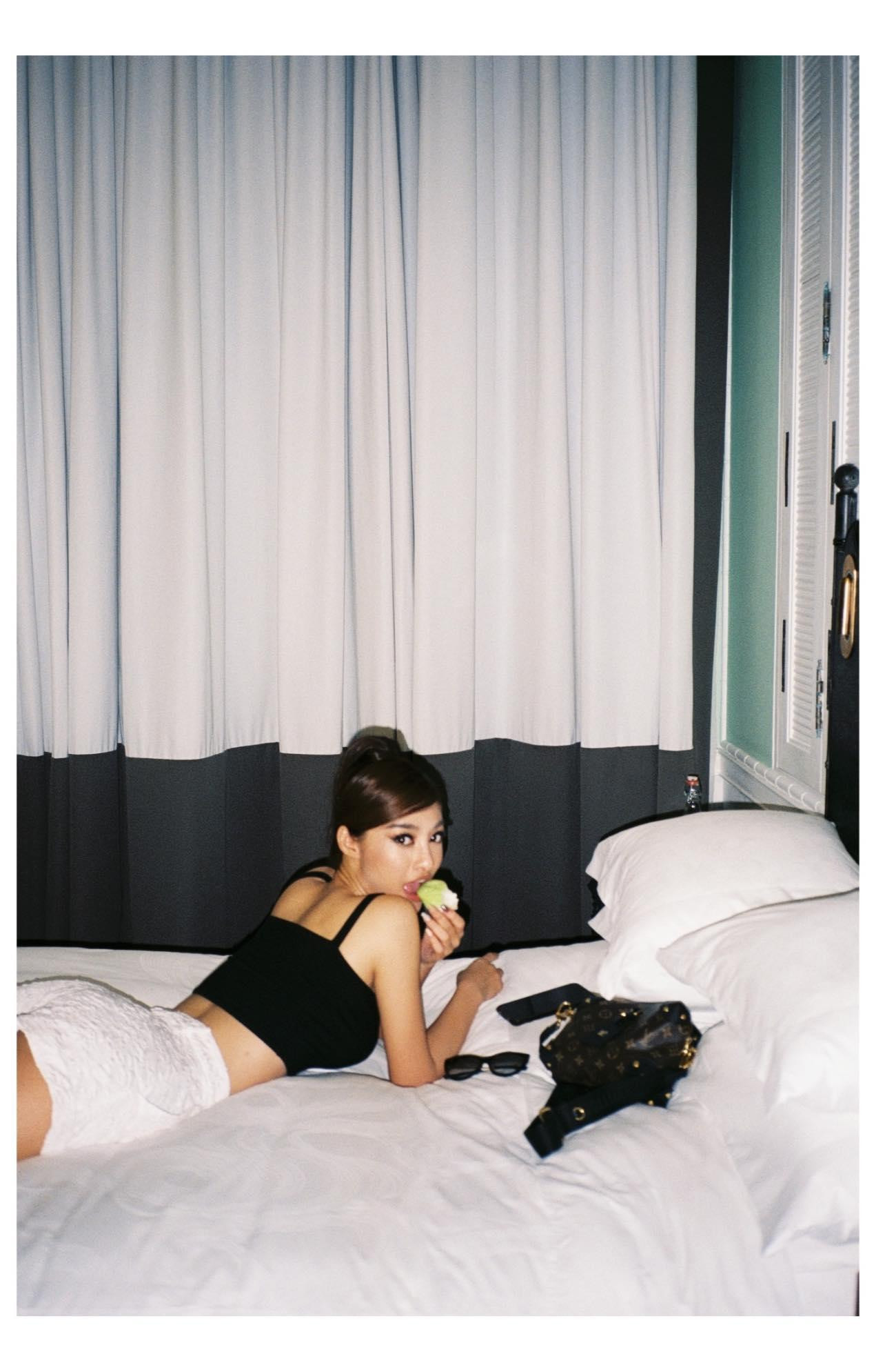 Người đẹp mặc áo hai dây khoe vòng eo thon quyến rũ.