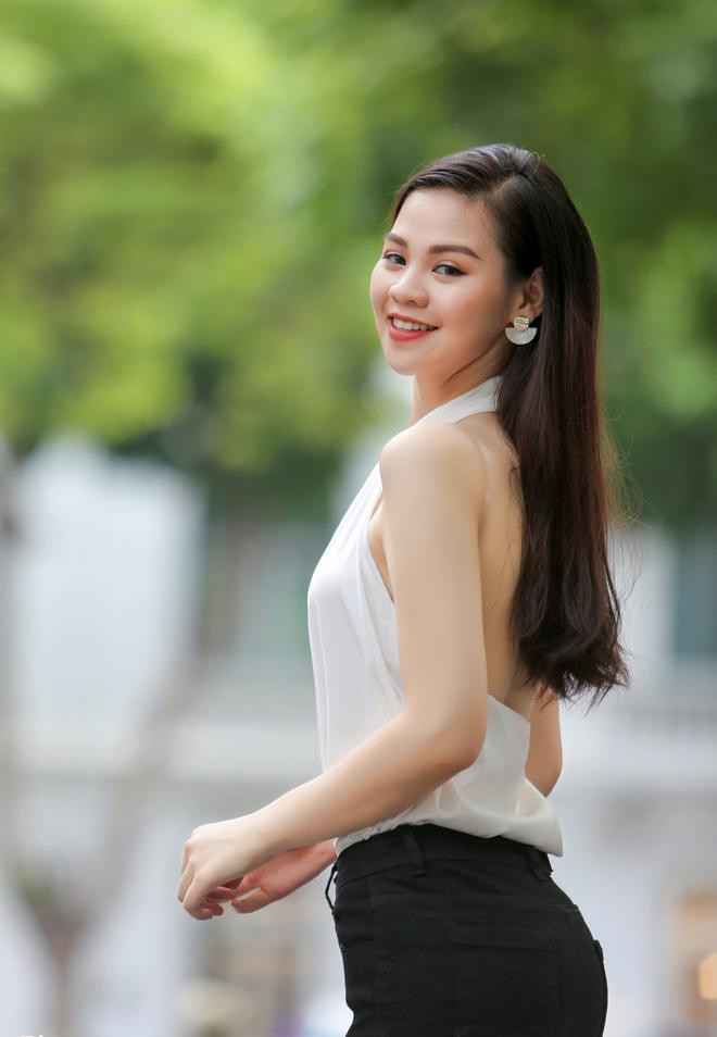 Minh Thư cao 1m69 cùng số đo 3 vòng 84-57-89. Cô có gương mặt với vẻ đẹp ngọt ngào, trong trẻo. Hiện tại bên cạnh việc tiếp tục hoàn thành công việc học tập ở trường thì Minh Thư còn làm thêm người mẫu ảnh.