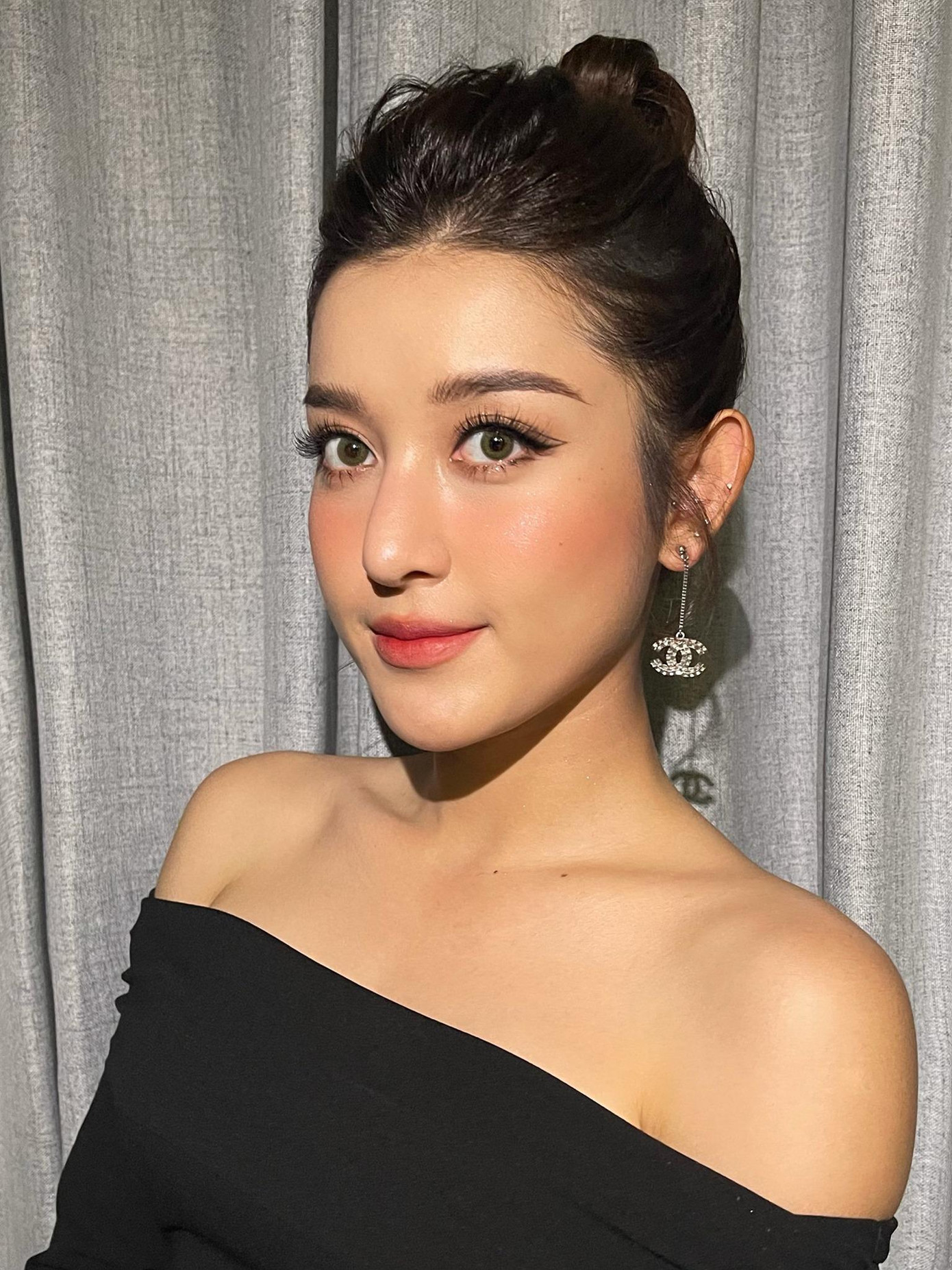 Á hậu Huyền My quyến rũ không kém đàn em khi diện bộ váy trễ vai màu đen cực kỳ nóng bỏng.