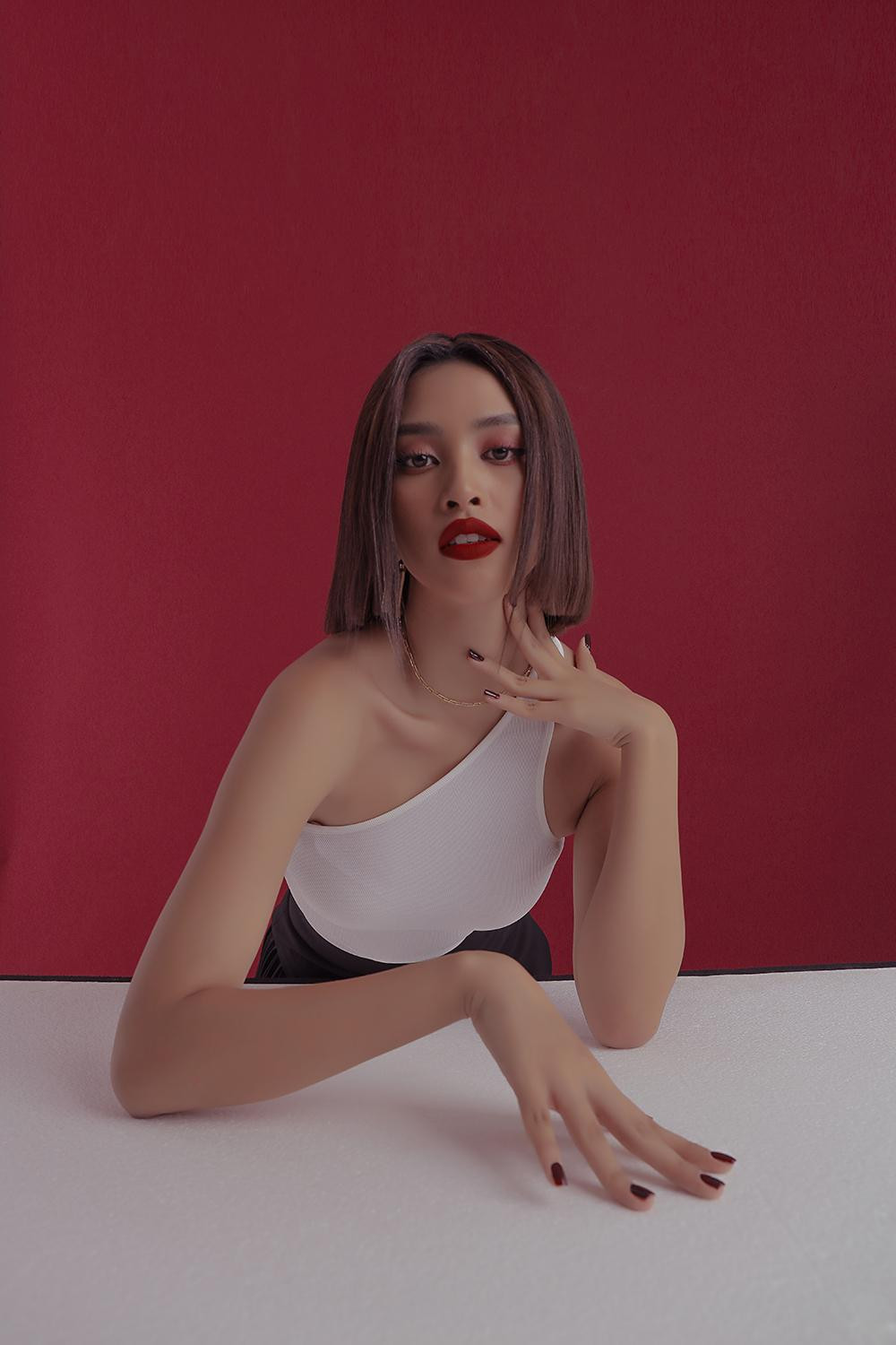 Vẻ ngoài mới mẻ giúp cho nàng hậu thỏa sức thử nghiệm với những phong cách thời trang táo bạo, cá tính.