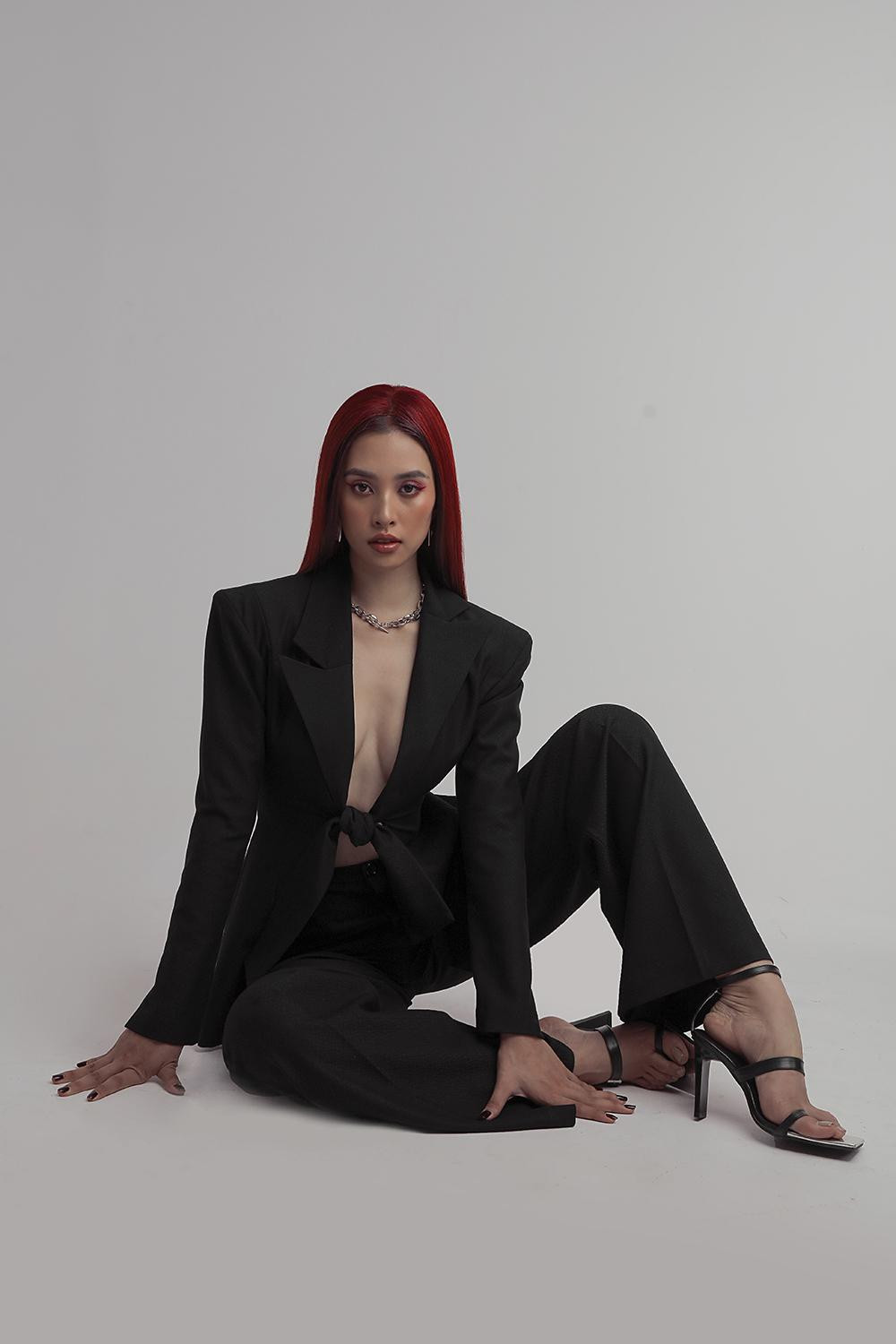Kiểu tóc của người đẹp trong bộ ảnh này cũng là một điểm nhấn thú vị. Bộ suit phong cách menswear no-bra với tóc đỏ ma mị, kết hợp cùng chiếc áo cut-out độc đáo cùng mái tóc ghi xám đã tạo nên một hình ảnh Tiểu Vy thật khác biệt, cá tính.