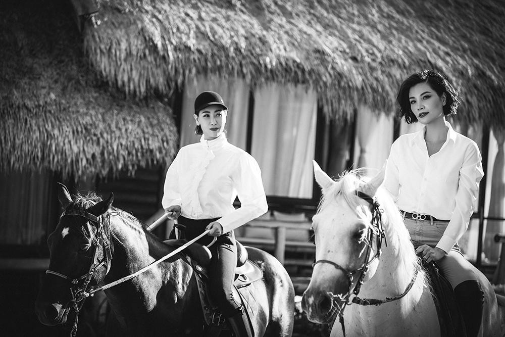 Bộ ảnh với hai gam màu đen-trắng kinh điển không chỉ đem lại cho bộ hình nét xưa cũ, hoài niệm mà còn tôn lên vẻ đẹp tự nhiên, quý phái, sang trọng của những mỹ nhân đình đám thập niên 90. Bộ ảnh với hai gam màu đen-trắng kinh điển không chỉ đem lại cho bộ hình nét xưa cũ, hoài niệm mà còn tôn lên vẻ đẹp tự nhiên, quý phái, sang trọng của những mỹ nhân đình đám thập niên 90.