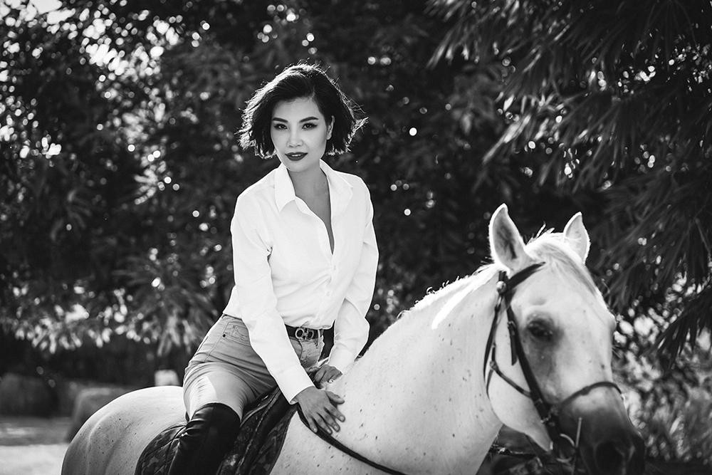 Cựu siêu mẫu Vũ Cẩm Nhung bước vào tuổi tứ tuần vẫn giữ được vóc dáng xinh đẹp, quyến rũ. Cựu siêu mẫu Vũ Cẩm Nhung bước vào tuổi tứ tuần vẫn giữ được vóc dáng xinh đẹp, quyến rũ.