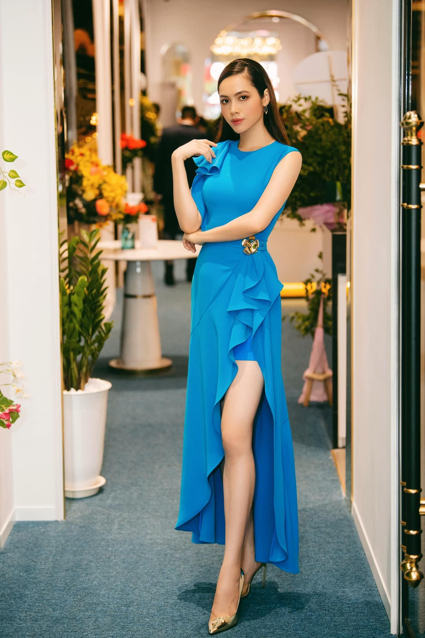 Á hậu Hoàng My diện bộ váy màu xanh thanh lịch, khoe khéo đôi chân dài quyến rũ.