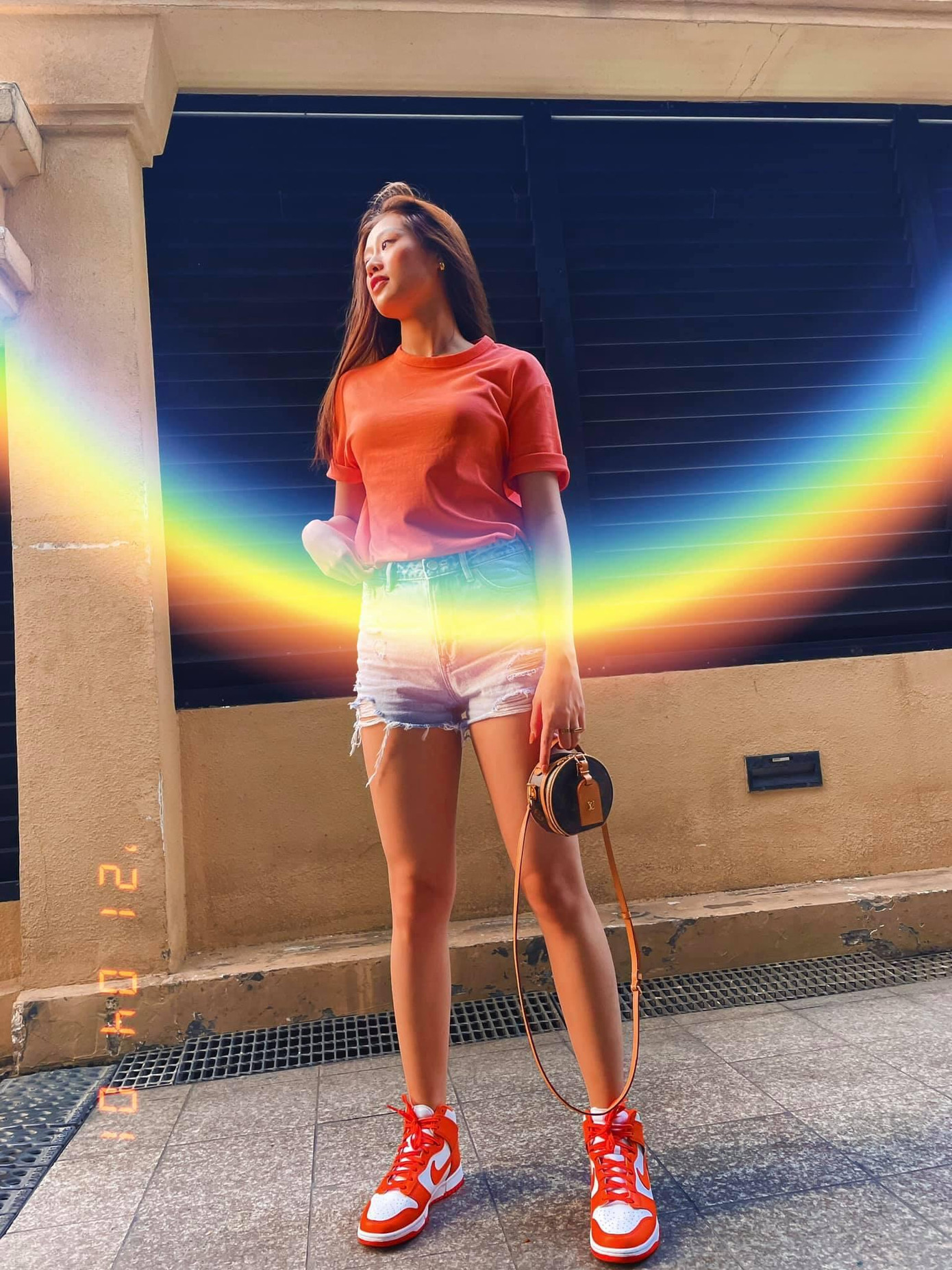 Hoa hậu Khánh Vân diện street style năng động khoe đôi chân dài sexy.