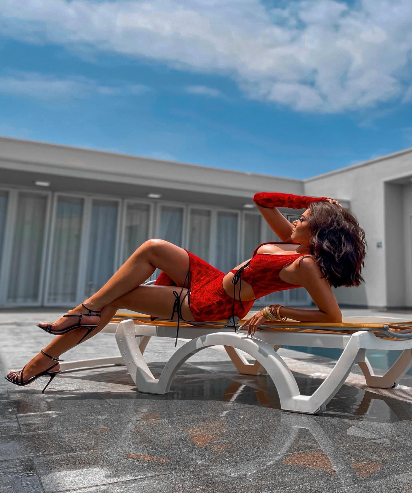 Á hậu Kim Duyên diện váy cắt xẻ táo bạo, khoe đường cong 'bỏng mắt' bên bể bơi.