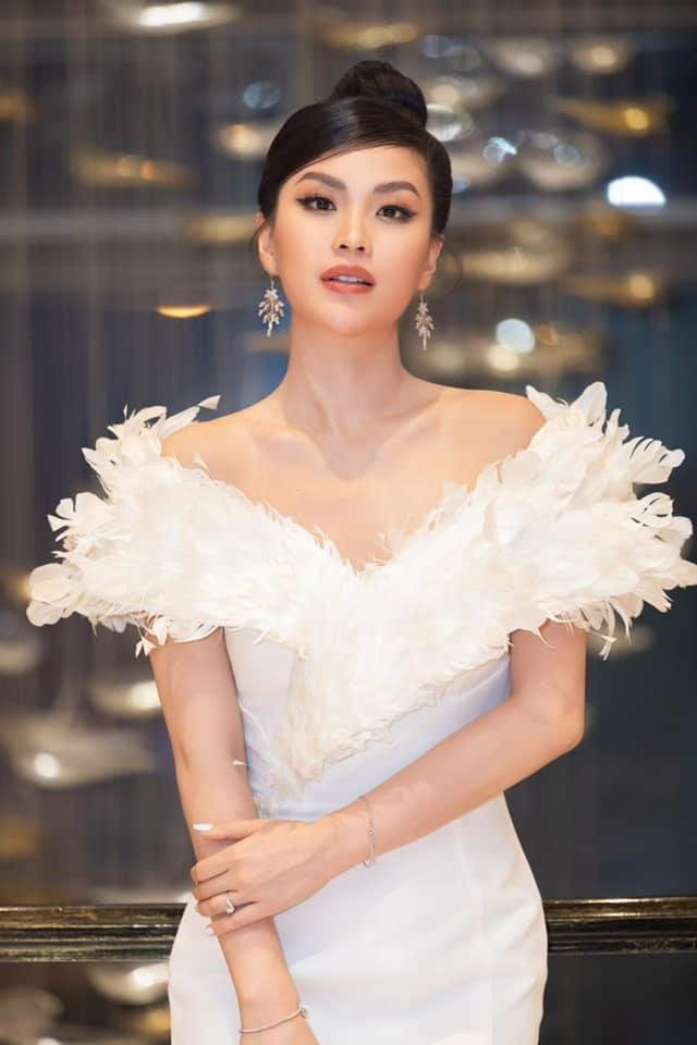 Bộ váy đính lông vũ kiêu sa khiến nàng Á hậu Việt Nam 2012 đẹp như một nàng thiên nga trắng.