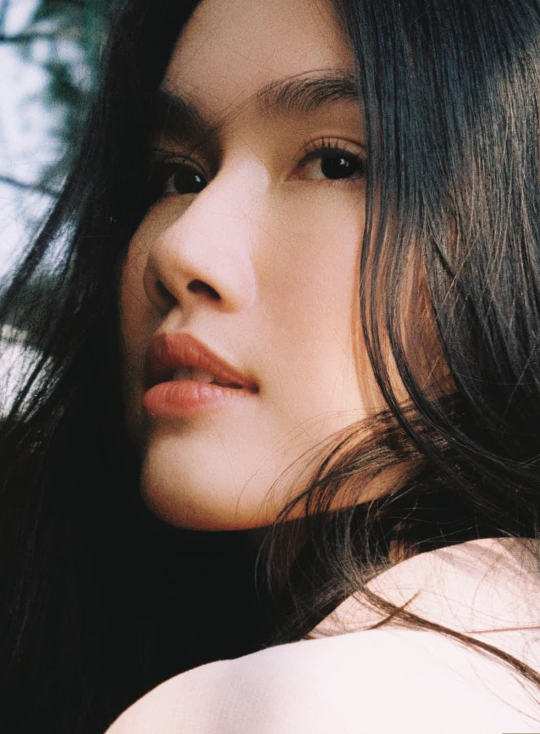 Á hậu Phương Anh khoe vẻ đẹp trong trẻo, dịu dàng tựa 'nàng thơ' trong những khung hình mới được chụp một cách tự nhiên giữa đời thường.