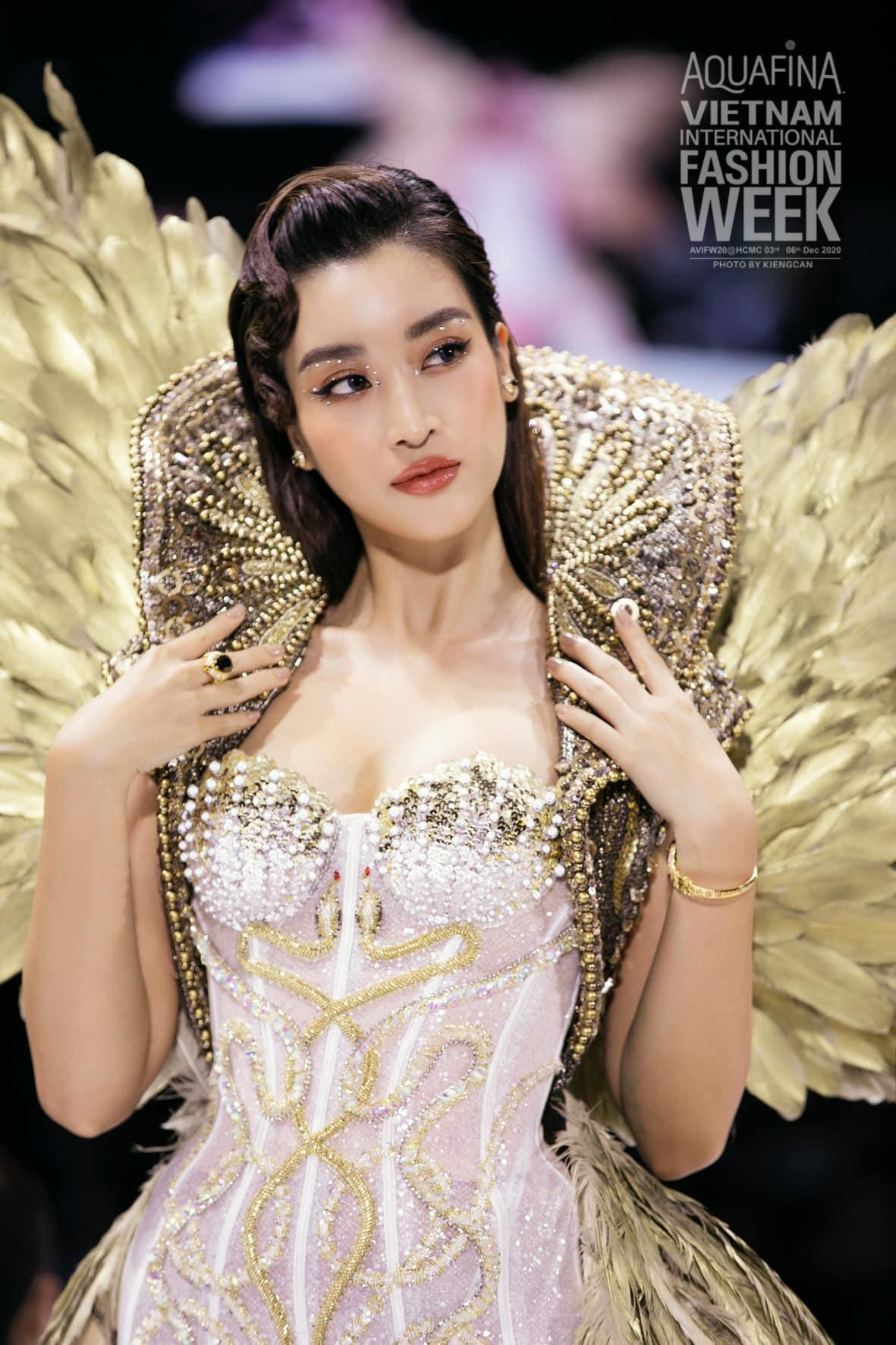 Đặc biệt trên sàn diễn thời trang, Đỗ Mỹ Linh luôn chiếm trọn sự chú ý mỗi khi xuất hiện với vai trò vedette.