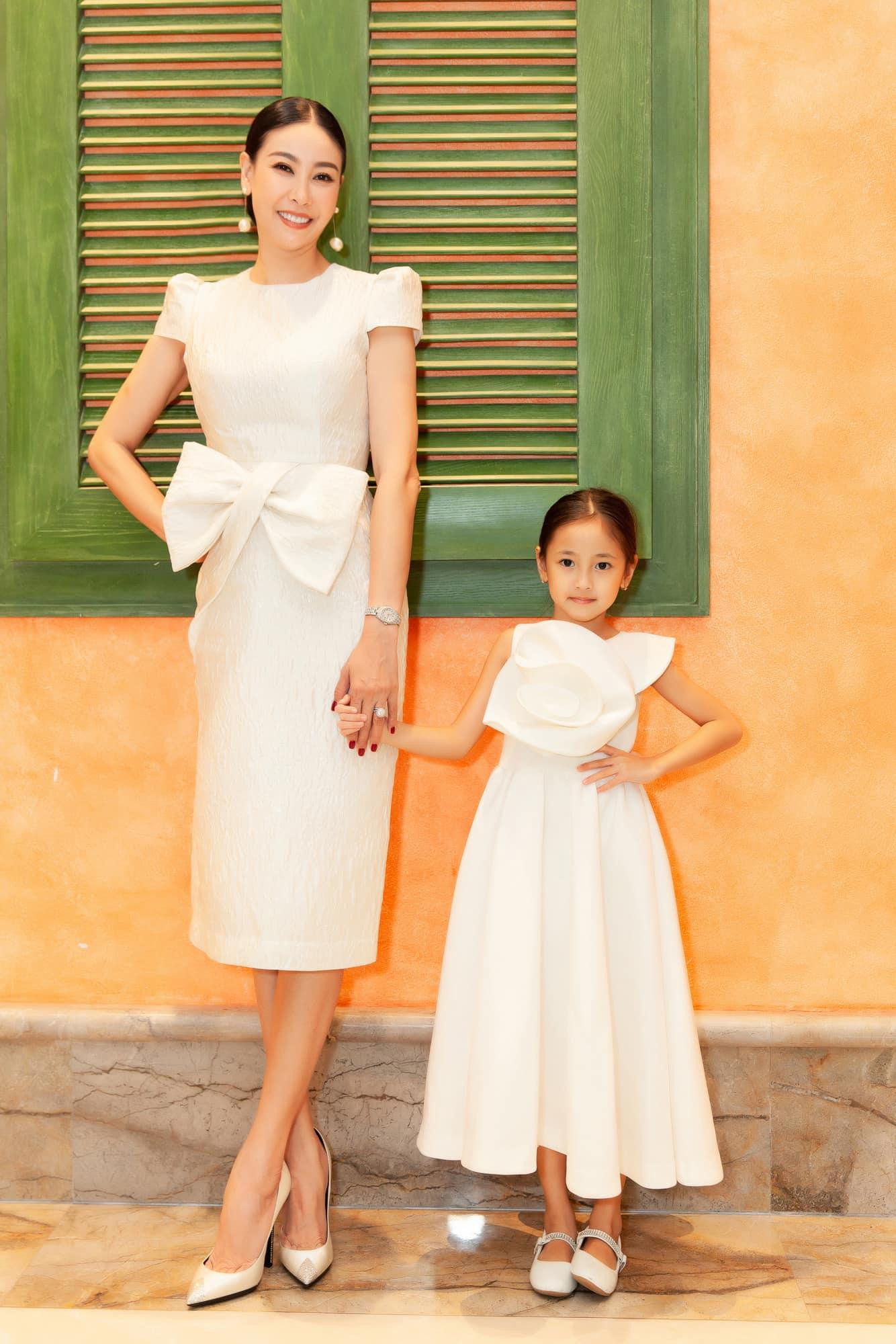 Viann thường xuyên mặc đồ đôi ton-sur-ton với mẹ và được dự đoán sẽ là một mỹ nhân đình đám trong tương lai.