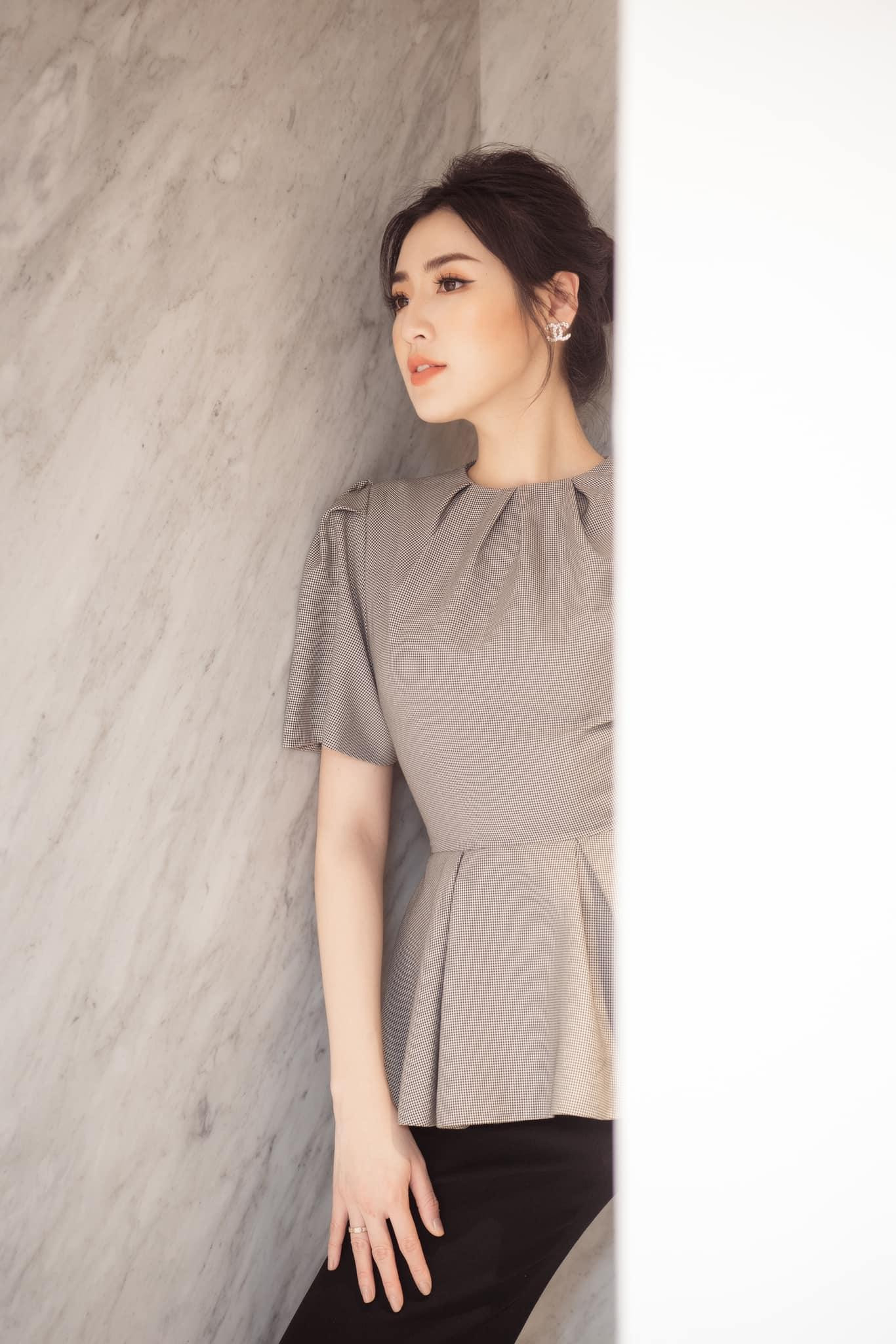 Á hậu Tú Anh diện trang phục kín đáo và thanh lịch khi tham dự một sự kiện.