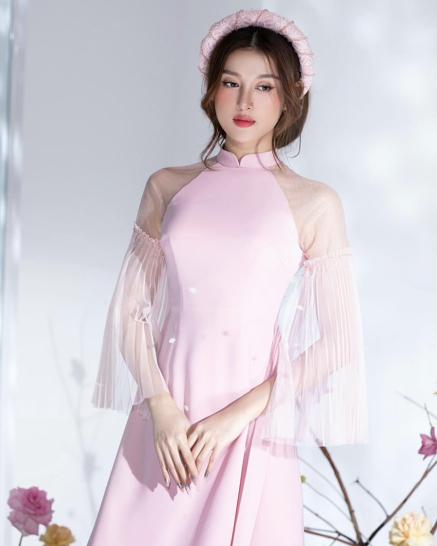 Á hậu Hoàng My xinh đẹp, dịu dàng tựa 'nàng thơ' khi mặc áo dài hồng nền nã.