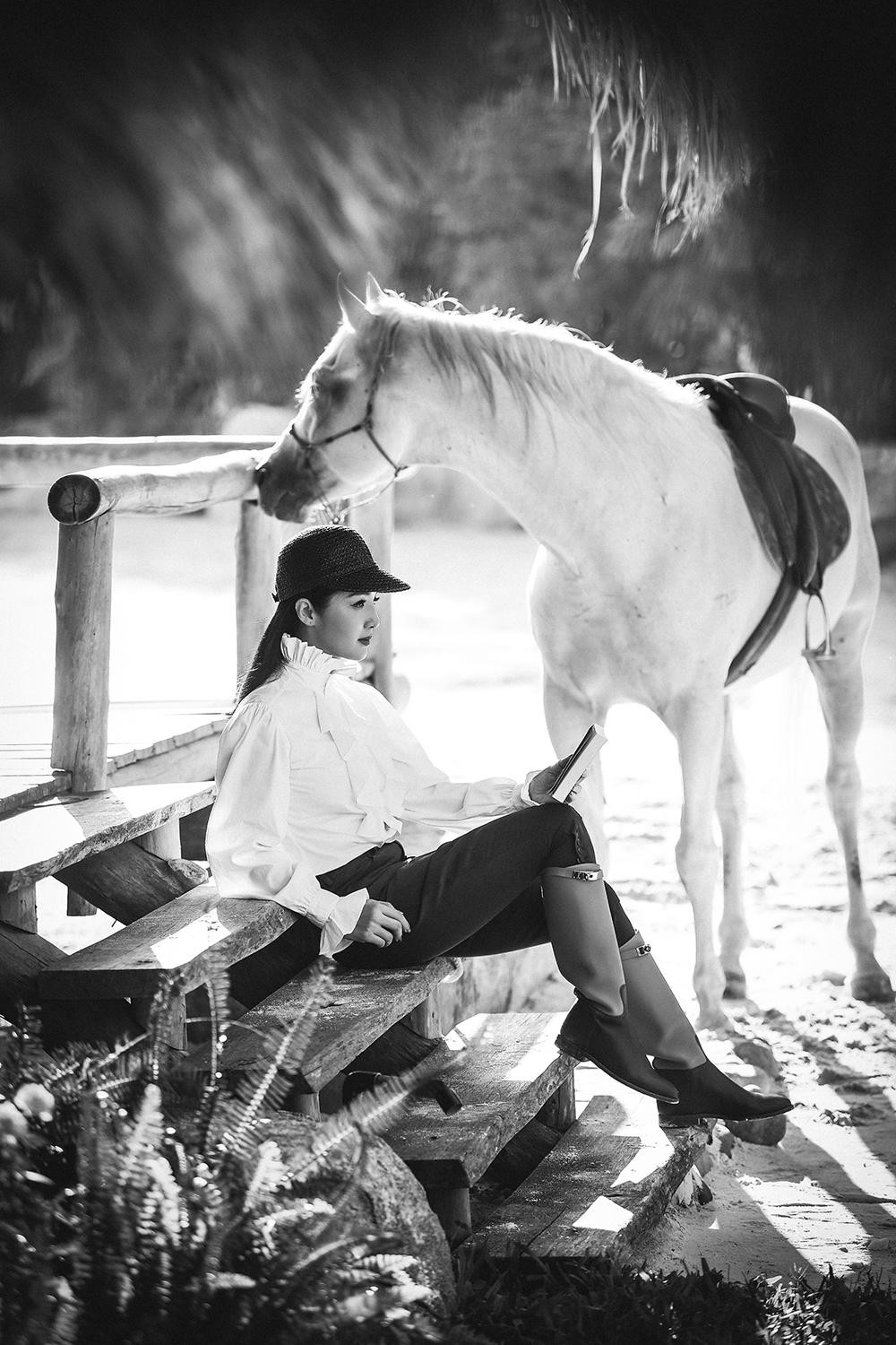 Cô là một trong những người đẹp vừa duy trì được nét tươi trẻ mà vẫn cực kỳ sang trọng, quyến rũ. Cô là một trong những người đẹp vừa duy trì được nét tươi trẻ mà vẫn cực kỳ sang trọng, quyến rũ.