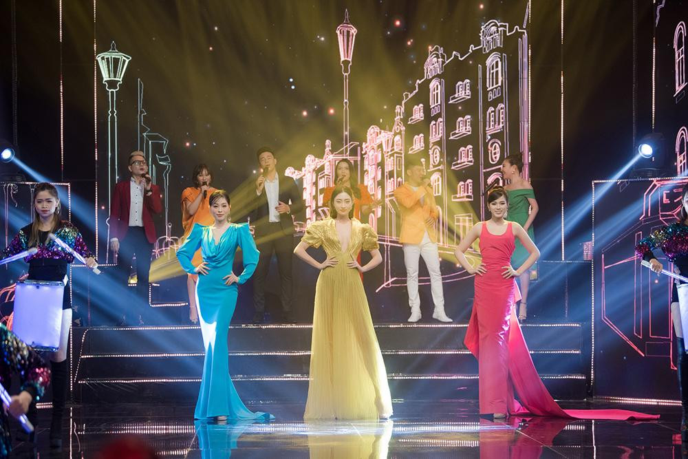 Lương Thuỳ Linh và Đỗ Thị Hà đã có phần trình diễn cho tiết mục mở màn của sự kiện.