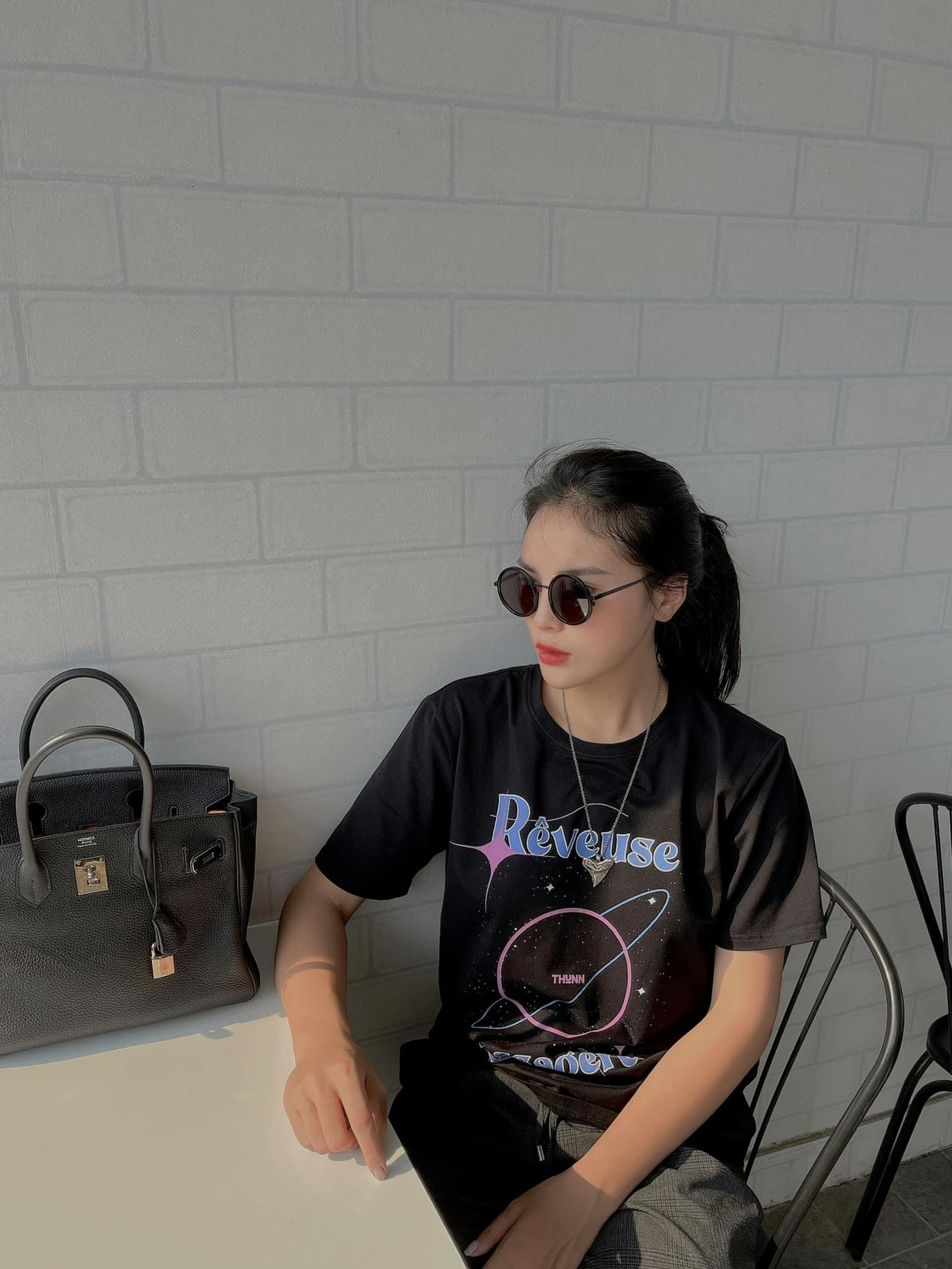 Hoa hậu Kỳ Duyên diện trang phục giản dị nhưng vẫn cực kỳ cá tính, sành điệu ngày cuối tuần.