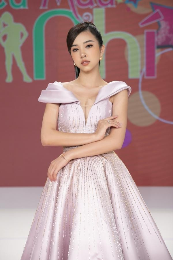 Tham gia chương trình Siêu Mẫu nhí 2021, Á hậu Thúy An đảm nhiệm vị trí giám khảo. Hóa thân thành búp bê Barbie, Thúy An trở nên xinh xắn, quyến rũ với bộ váy cúp ngực nóng bỏng.