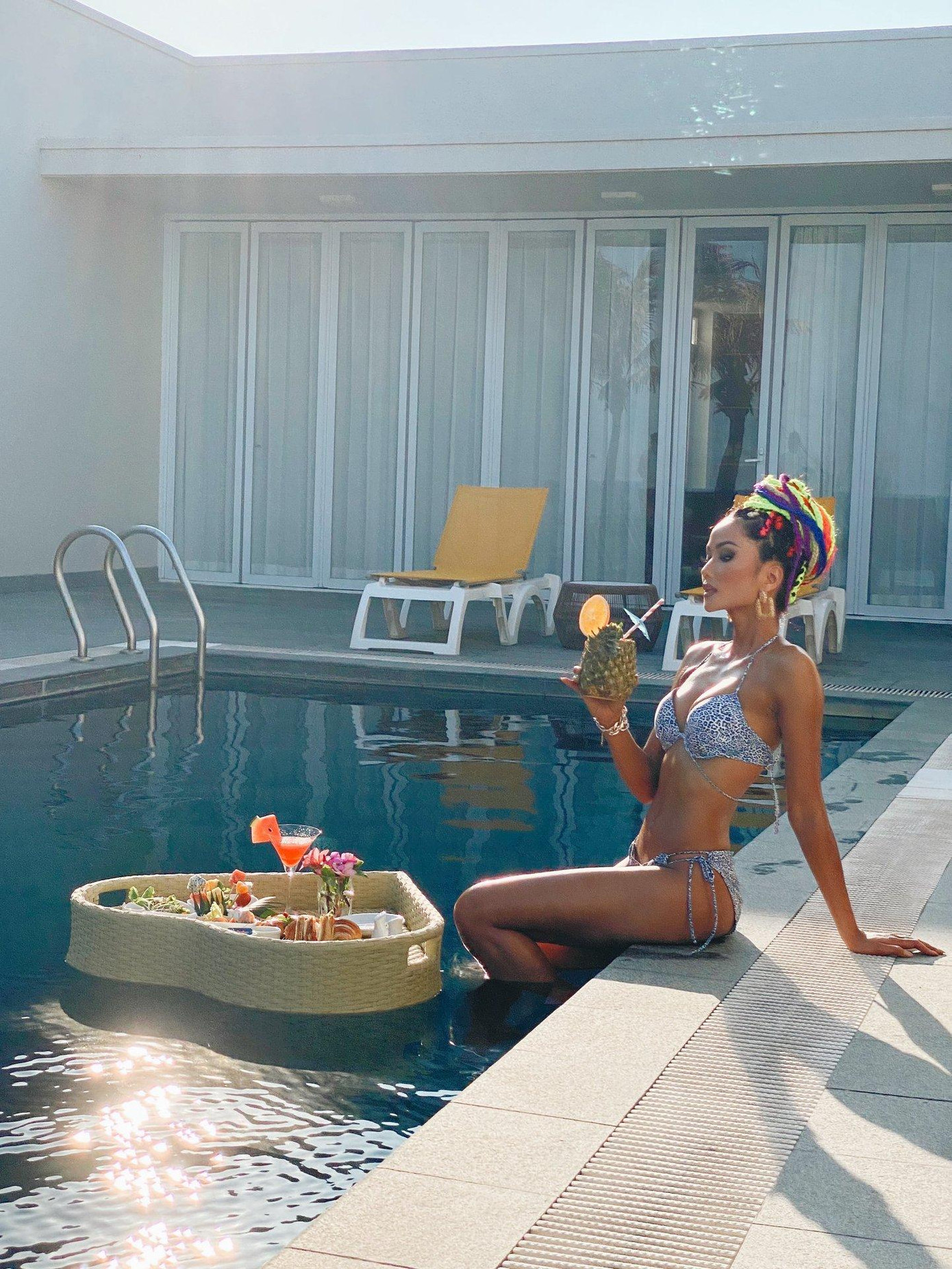 Người đẹp diện bikini khoe vóc dáng vô cùng quyến rũ cùng làn da nâu khoẻ khoắn.