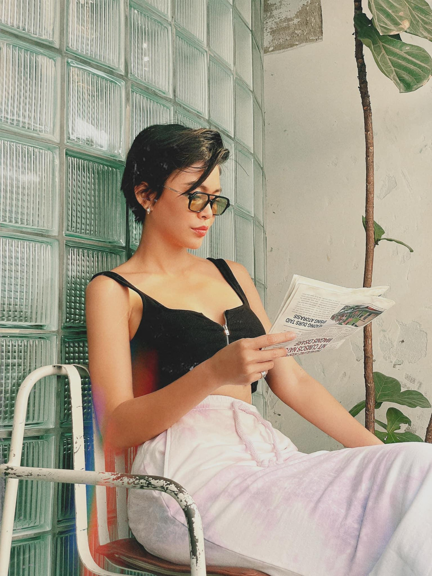 Á hậu Mâu Thuỷ cá tính với mái tóc tém, khoe vòng eo quyến rũ bên hiên nhà.