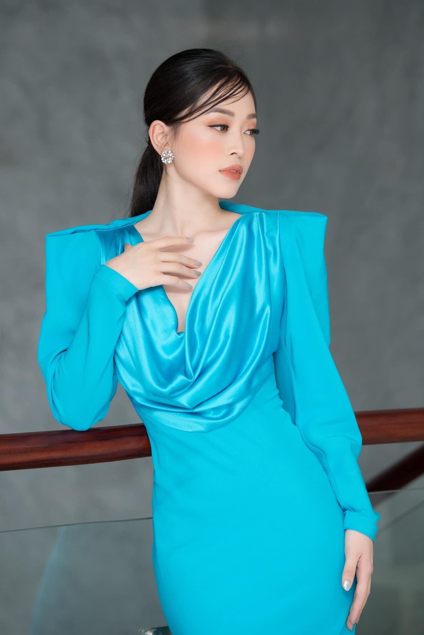 Á hậu Phương Nga khoe nhan sắc kiêu kỳ, xinh đẹp tựa 'nữ thần' trong bộ váy dạ hội màu xanh lộng lẫy.