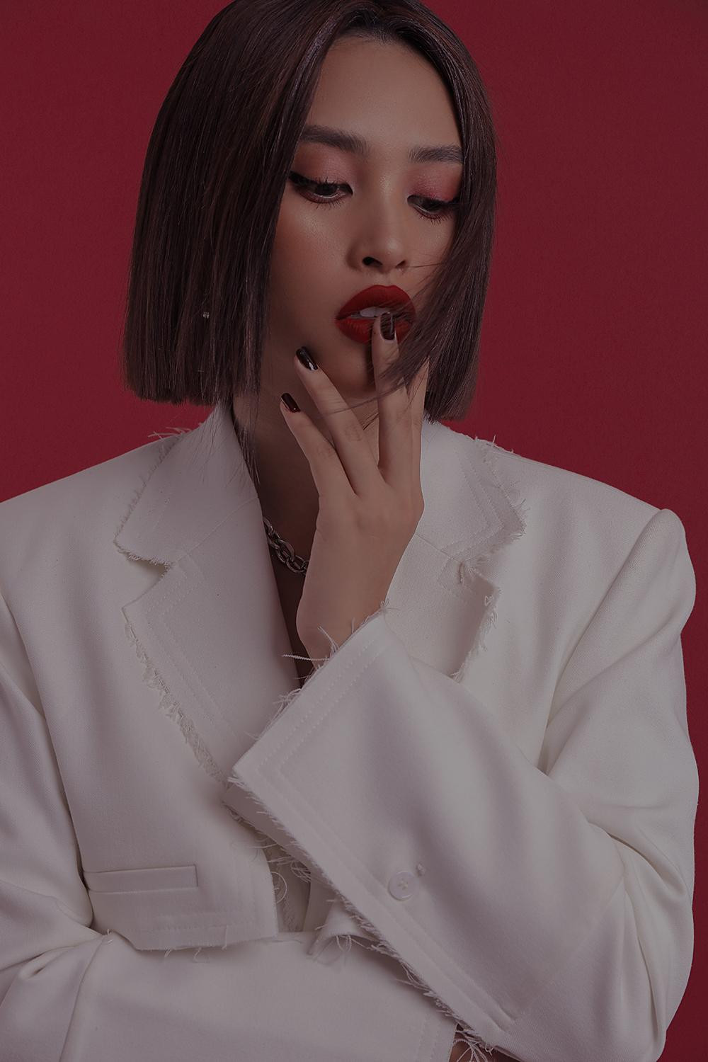 Hoa hậu Tiểu Vy xuất hiện với tạo hình sắc lạnh đầy bí ẩn khi lên trang bìa tạp chí Pháp.