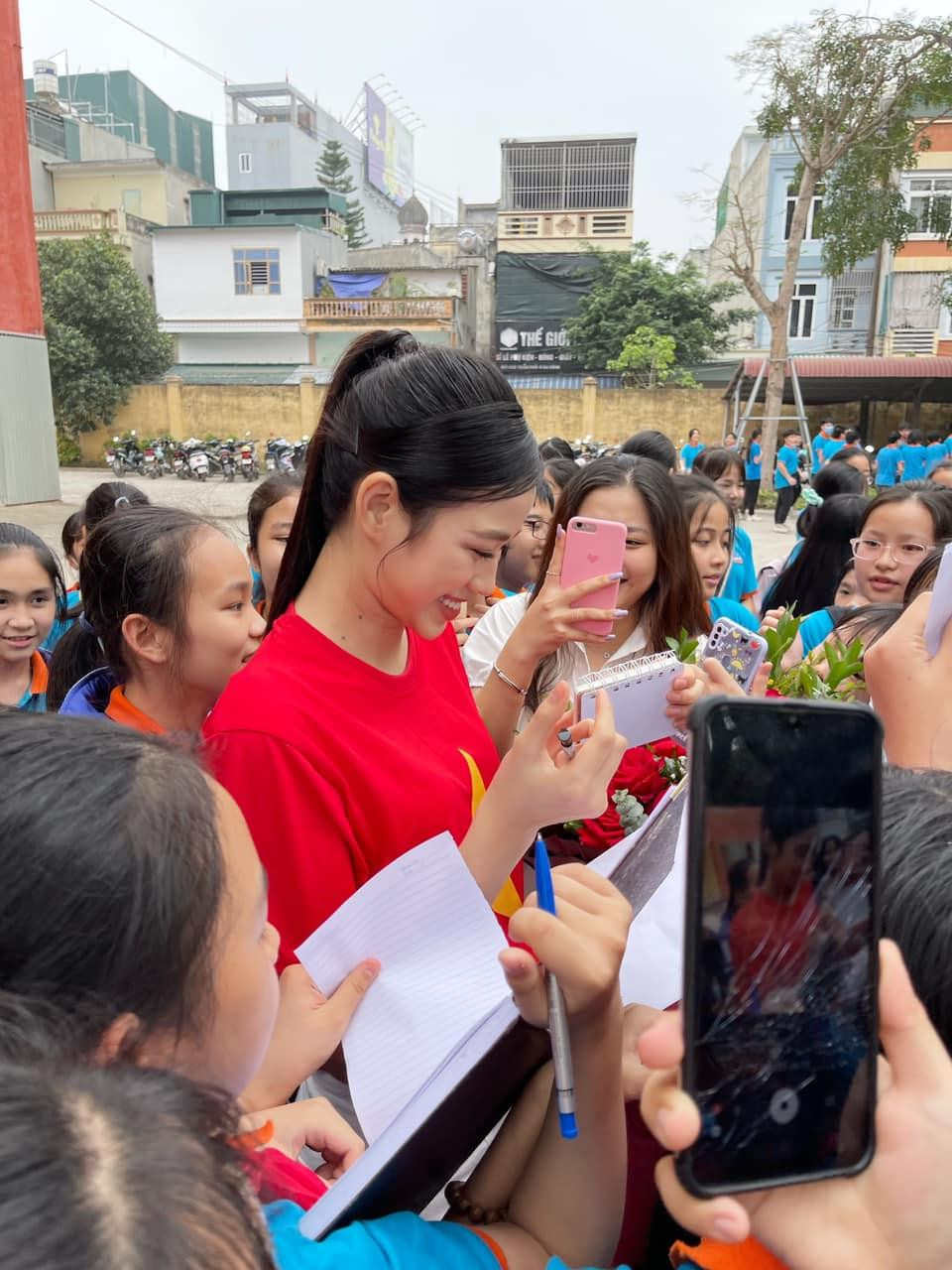 Nàng hậu xinh đẹp được các em học sinh bao vây để xin chữ ký.