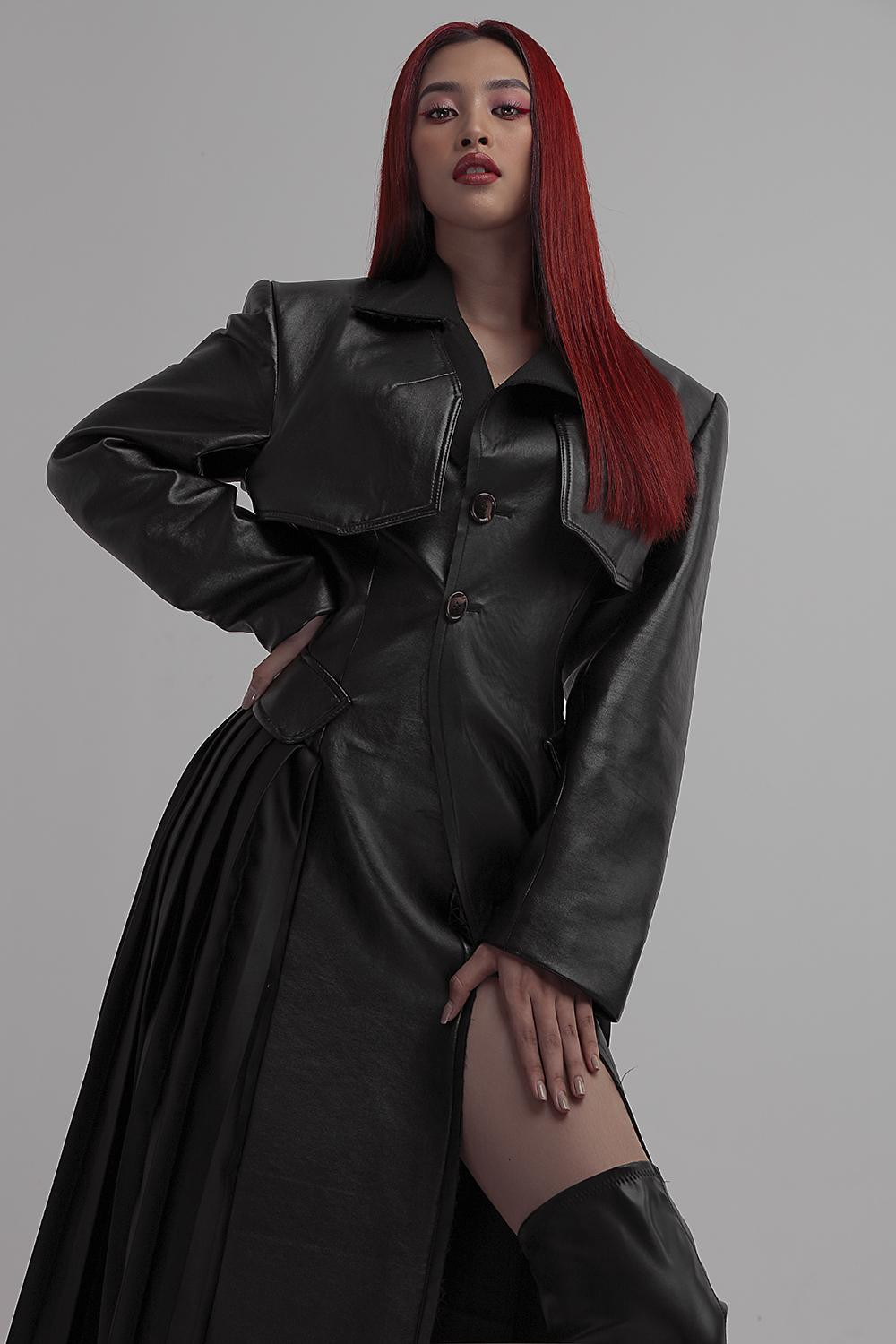 Không đóng khung mình vào những hình ảnh hiền dịu, nhẹ nhàng thường thấy của một hoa hậu, người đẹp 20 tuổi luôn biến hóa với những phong cách thời trang khác nhau.