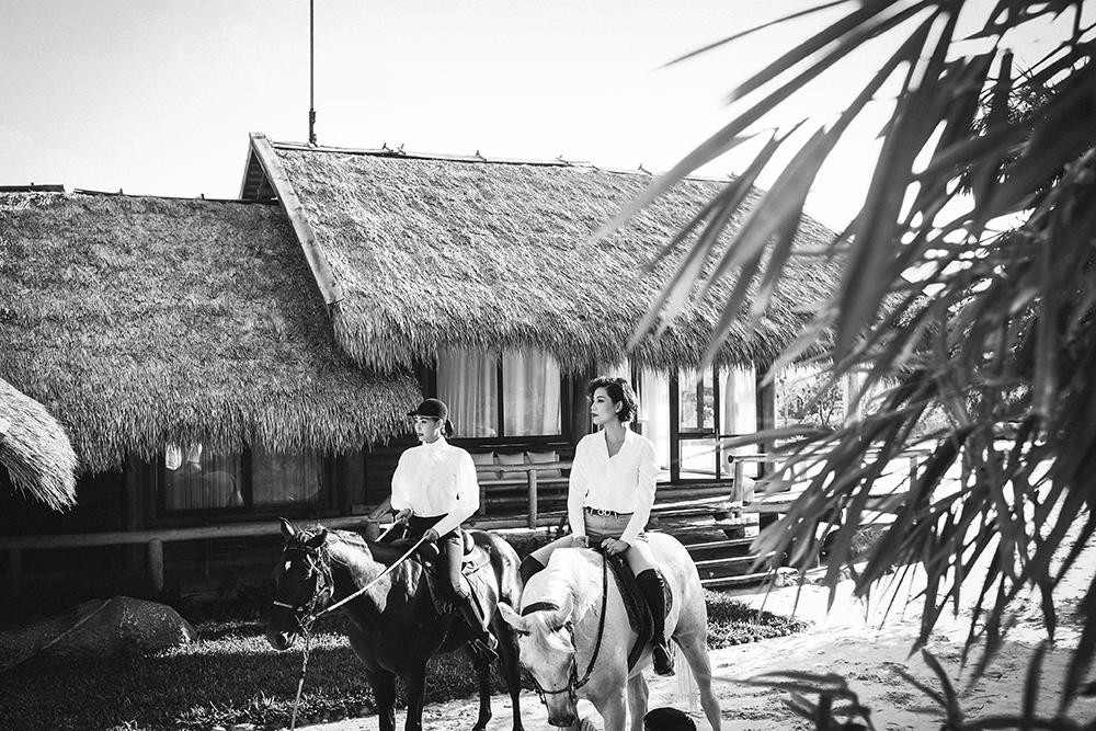 Là những người đẹp nổi tiếng từ thập niên 1990, Hoa hậu Giáng My, Hà Kiều Anh cùng cựu siêu mẫu Cẩm Nhung, MC Thanh Mai đến nay vẫn giữ tình bạn thân thiết hơn 20 năm qua. Là những người đẹp nổi tiếng từ thập niên 1990, Hoa hậu Giáng My, Hà Kiều Anh cùng cựu siêu mẫu Cẩm Nhung, MC Thanh Mai đến nay vẫn giữ tình bạn thân thiết hơn 20 năm qua.