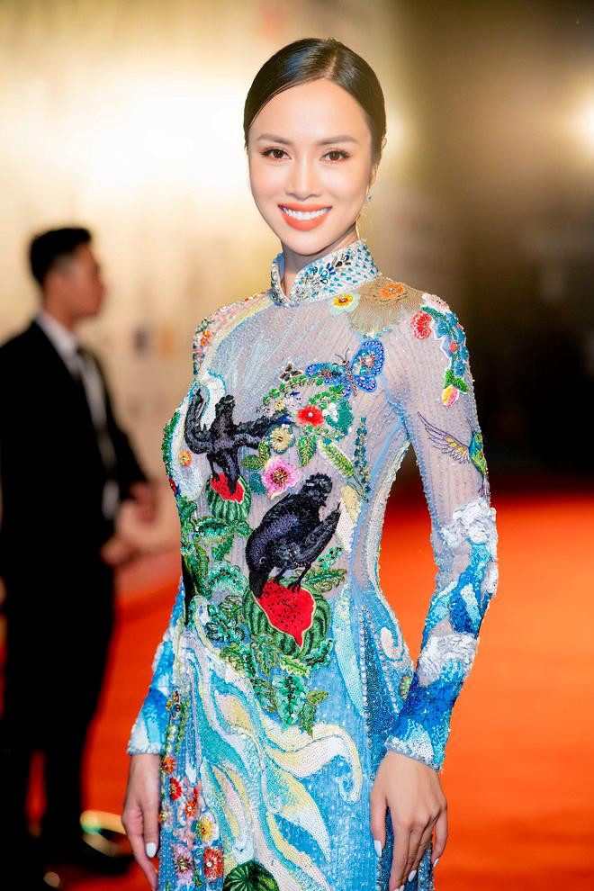 “Đây là vai diễn đầu tiên của tôi, có thể còn những thiếu sót, có thể chưa thật hoàn thiện, nhưng tôi đã bỏ công sức nỗ lực tập luyện rất nhiều. Tôi đã lắng nghe những ý kiến góp ý của bạn diễn như anh Trần Bảo Sơn, của đạo diễn… Nhiều phân đoạn khó, mang tính mấu chốt trong cuộc đời Quyên- khán giả cũng đã chia sẻ rằng, tôi đã chạm được đến trái tim họ. Phần nào đó chạm được đến trái tim khán giả, thực sự, cũng khiến tôi rất hạnh phúc. Và tôi không hối hận khi đã nhận vai Quyên. Sau vai Quyên, sẽ là những vai diễn tốt hơn, tôi hy vọng như vậy”- Vũ Ngọc Anh chia sẻ.