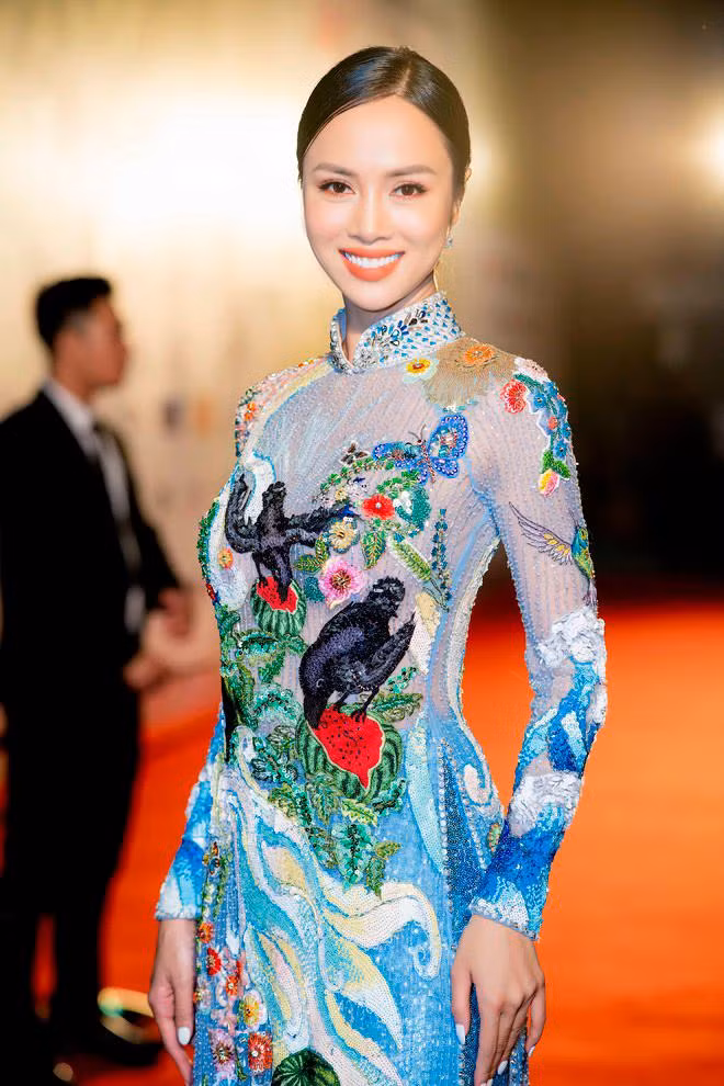 “Đây là vai diễn đầu tiên của tôi, có thể còn những thiếu sót, có thể chưa thật hoàn thiện, nhưng tôi đã bỏ công sức nỗ lực tập luyện rất nhiều. Tôi đã lắng nghe những ý kiến góp ý của bạn diễn như anh Trần Bảo Sơn, của đạo diễn… Nhiều phân đoạn khó, mang tính mấu chốt trong cuộc đời Quyên- khán giả cũng đã chia sẻ rằng, tôi đã chạm được đến trái tim họ. Phần nào đó chạm được đến trái tim khán giả, thực sự, cũng khiến tôi rất hạnh phúc. Và tôi không hối hận khi đã nhận vai Quyên. Sau vai Quyên, sẽ là những vai diễn tốt hơn, tôi hy vọng như vậy”- Vũ Ngọc Anh chia sẻ.