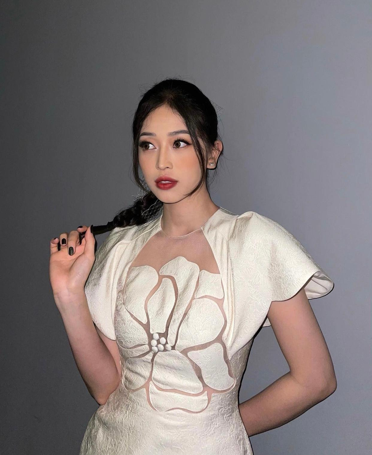 Á hậu Phương Nga diện bộ váy xuyên thấu tinh tế, khéo léo khoe đường cong quyến rũ.