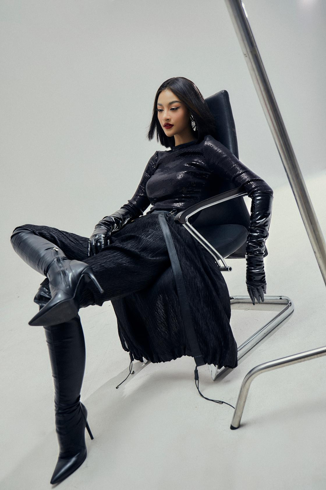 Kiều Loan gây bất ngờ khi thực hiện bộ ảnh theo phong cách có phần nổi loạn và táo bạo. Với mái tóc mái ngang và tóc bob đầy thời thượng, quý cô rapper khéo léo khoe vòng 1 căng tròn lấp ló sau chiếc áo vest và đường cong lôi cuốn của cơ thể.