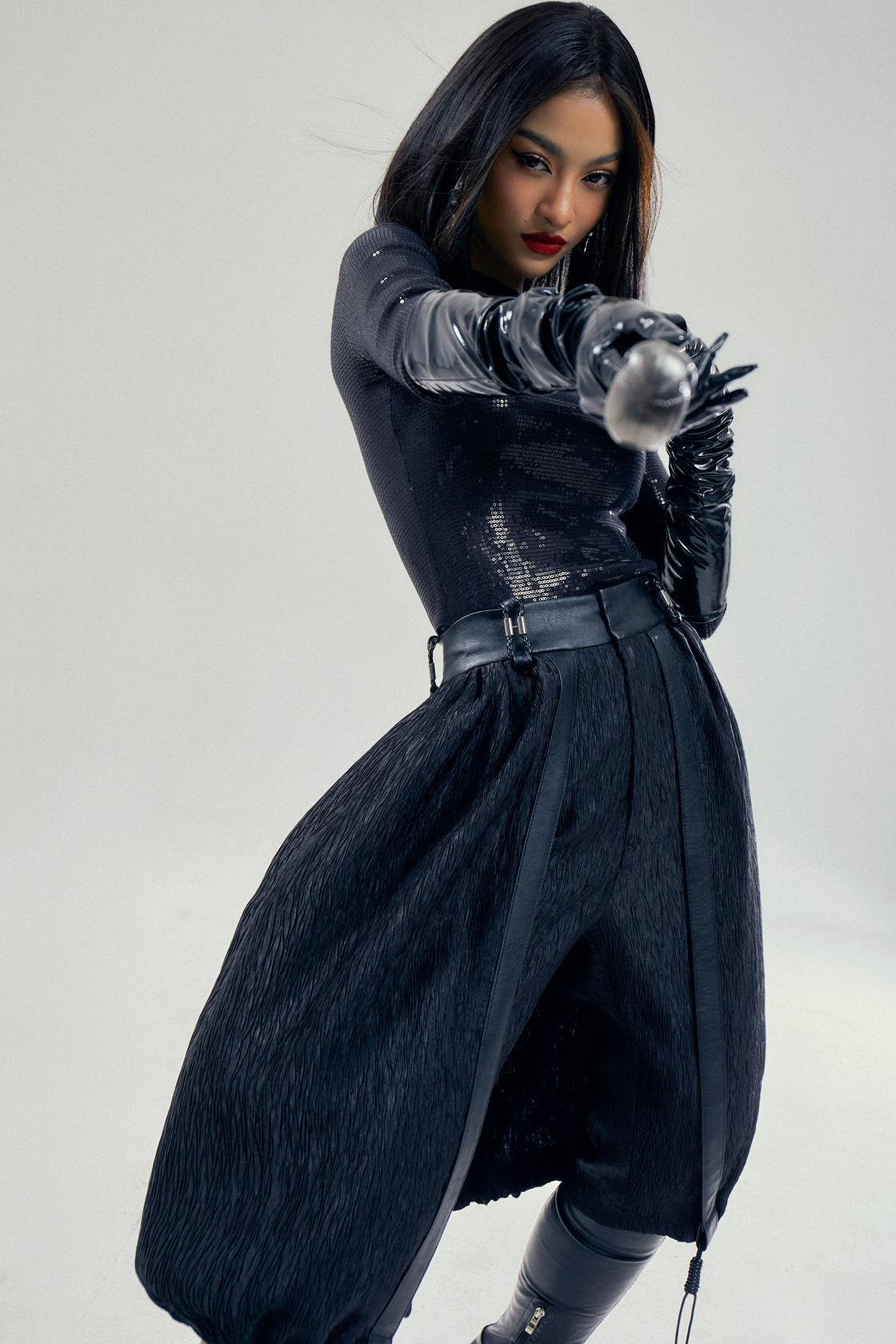 Không hở bạo nhưng độ sexy và chuyên nghiệp trong thần thái và pose dáng của cô nàng phải khiến khán giả “nín thở” trong từng bức ảnh.