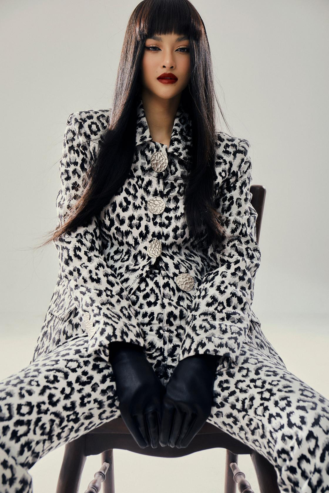 Kể từ khi ấn định hình ảnh với gu ăn mặc thời thượng và cá tính, Á Hậu Miss World 2019 đã thành công trong việc làm nổi bật bản thân giữa muôn vàn “đóa hoa” tươi sắc trong showbiz Việt.