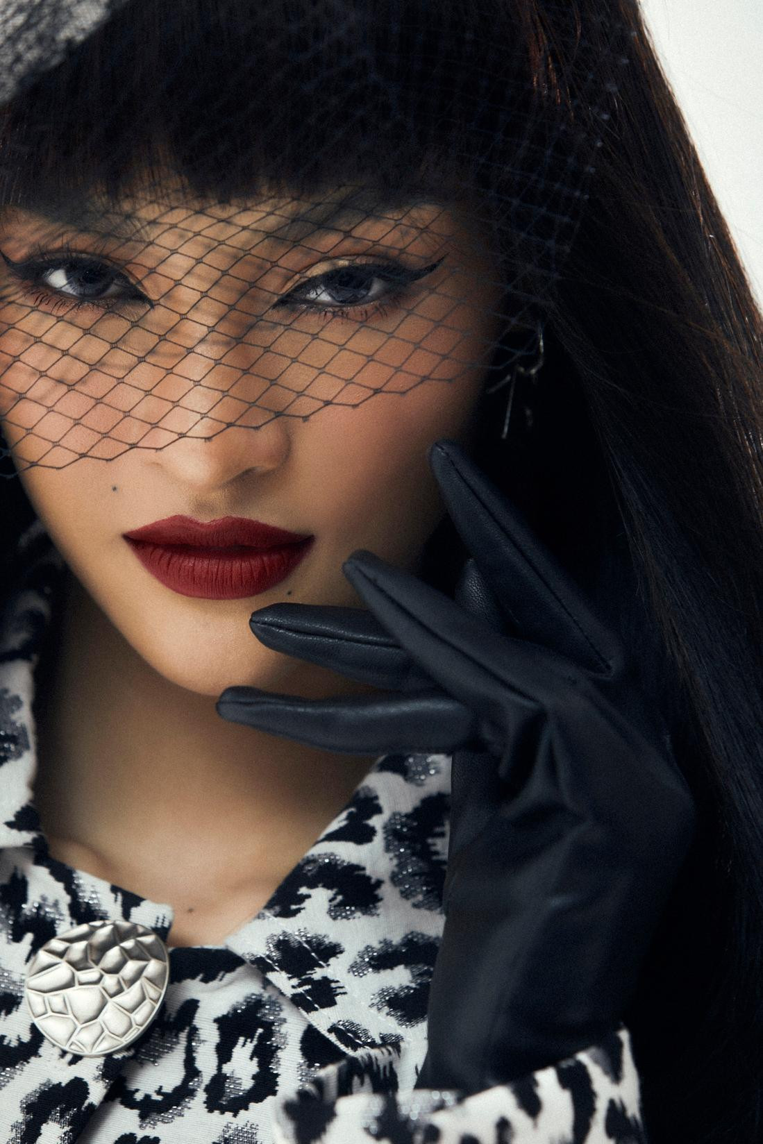 Xuyên suốt bộ ảnh, đôi môi đỏ căng mọng và những kiểu tóc lạ lẫm đã khiến cô nàng chinh phục mọi trang phục trong BST.