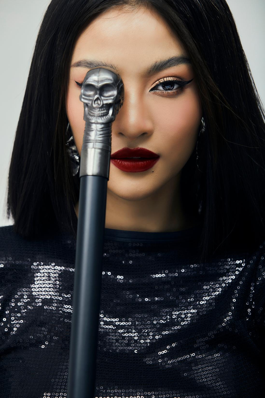 Quả là một “tắc kè hoa” trong giới Hoa Hậu, Lona Kiều Loan luôn tìm ra hướng đi mới để phong cách trở nên đầy màu sắc và gây ấn tượng với khán giả.